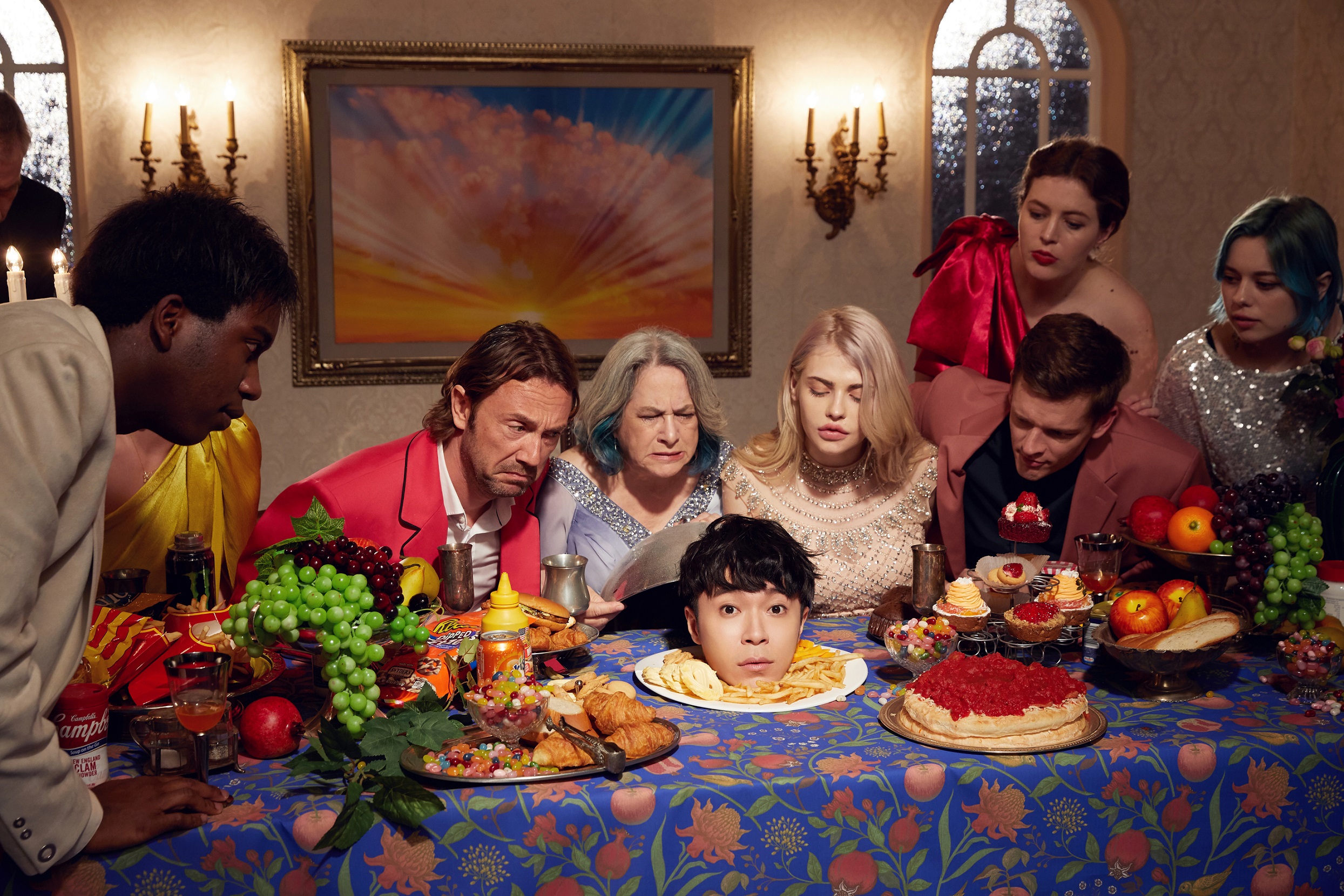 在《巴別塔慶典》MV中，有許多荒誕的畫面出現，包括吳青峰的人頭變成一道菜。（環球音樂提供）