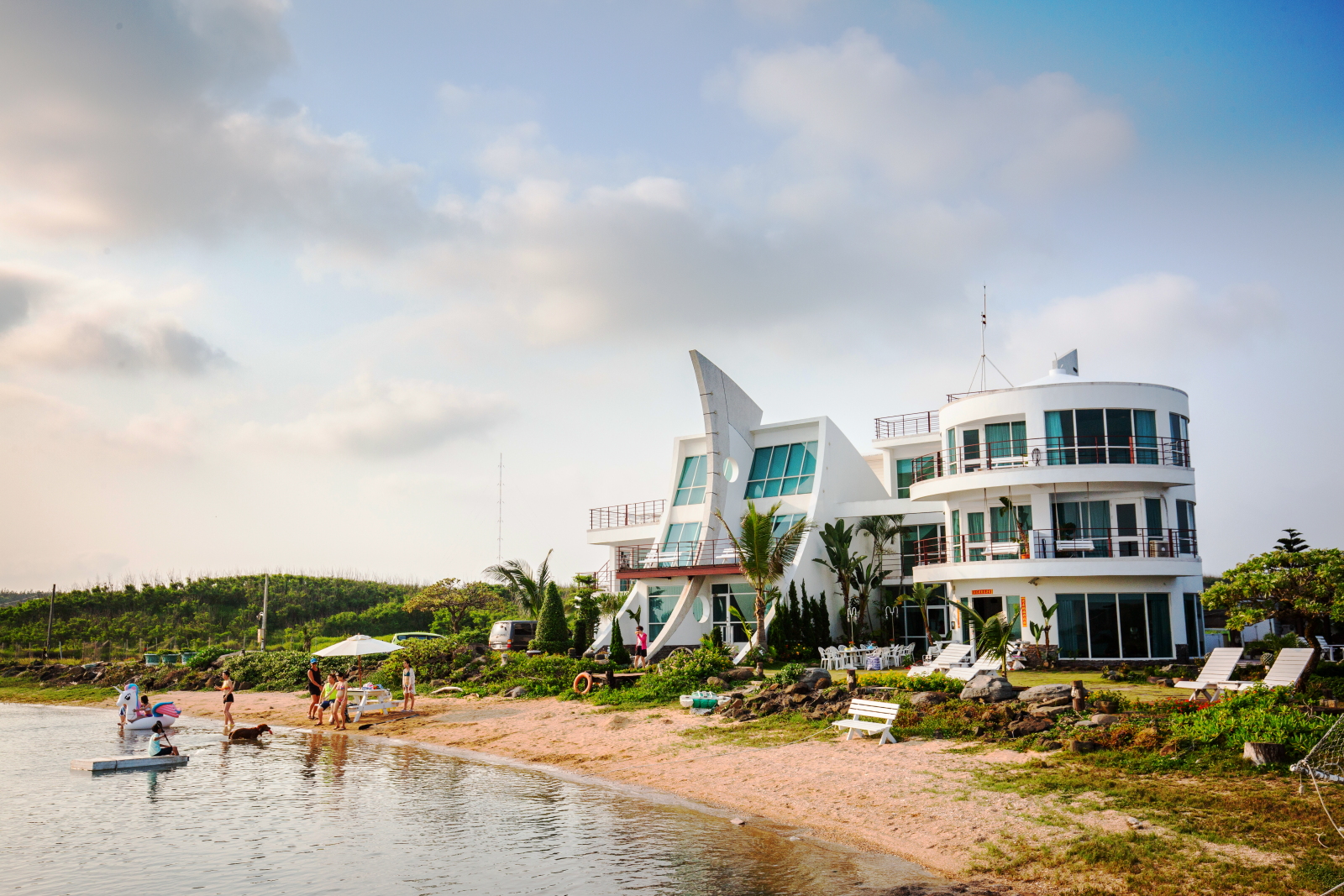 漲潮時，走出「候鳥潮間帶」民宿就是天然的沙灘與海水泳池。