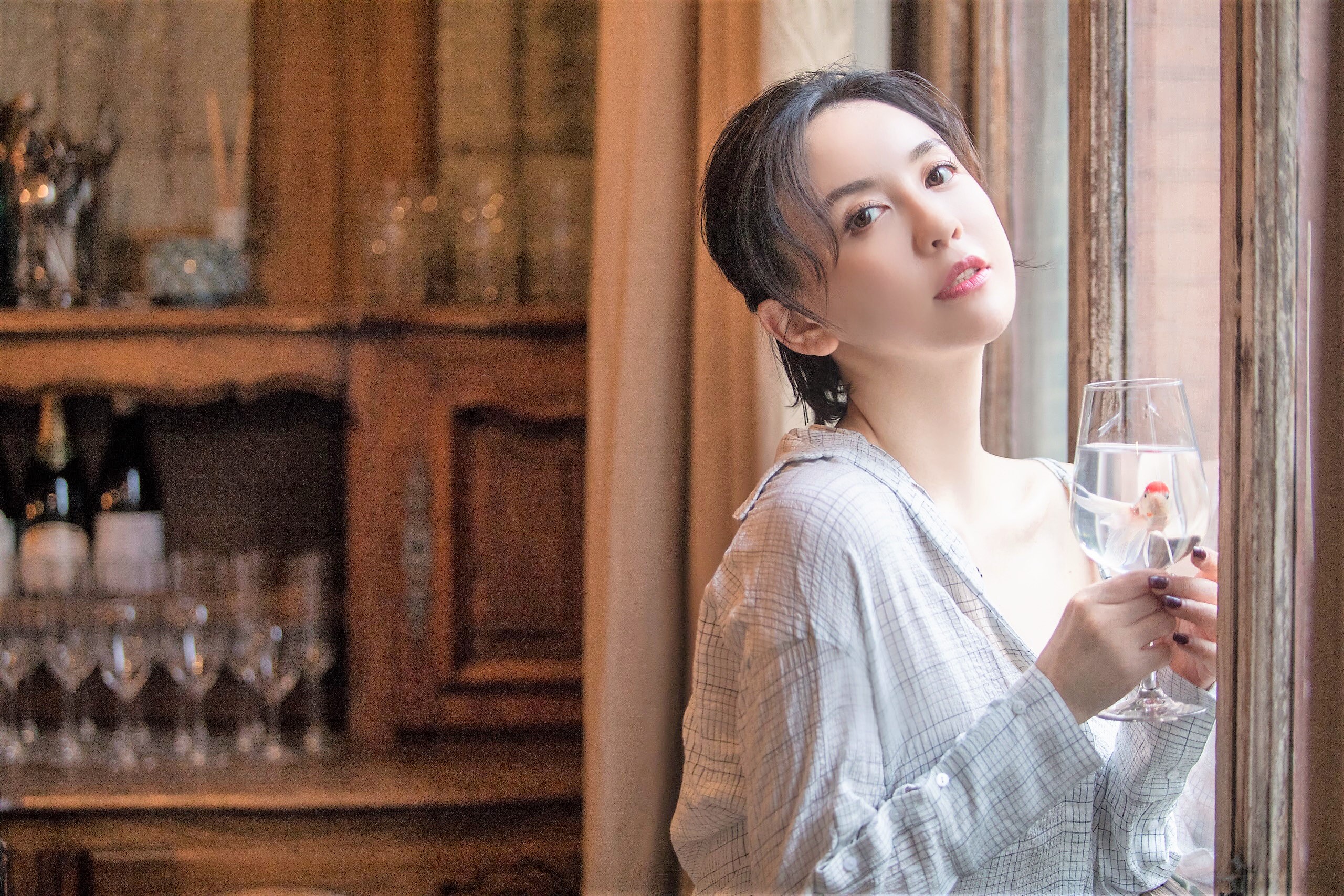 呂佳容透露自己學生時期就被稱讚很有女人味。（人人娛樂提供）