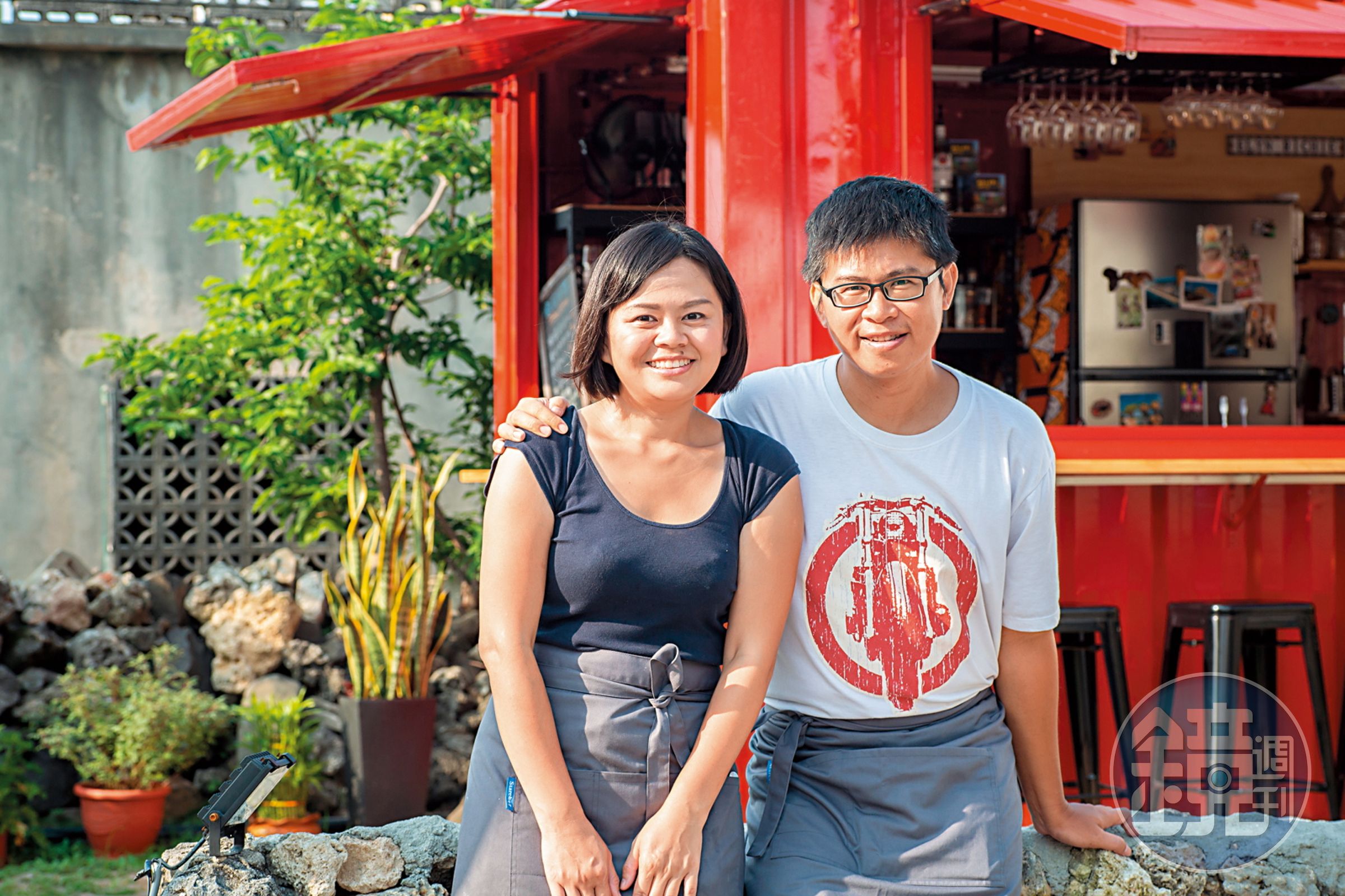 Elyn（左）與Richie（右）夫妻倆回到故鄉澎湖一起開了間夢想中的西班牙小酒館。