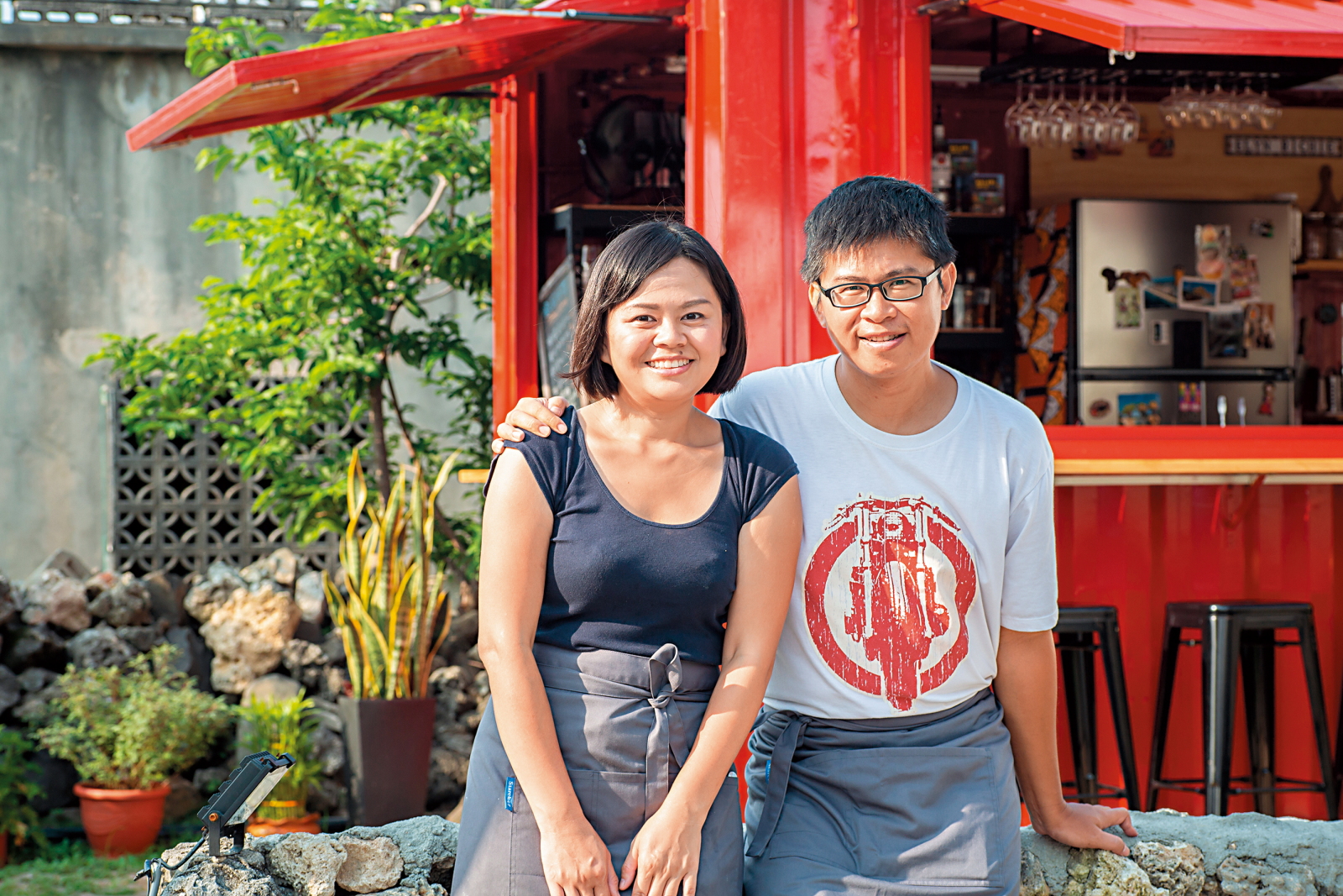 Elyn（左）與Richie（右）夫妻倆回到故鄉澎湖一起開了間夢想中的西班牙小酒館。