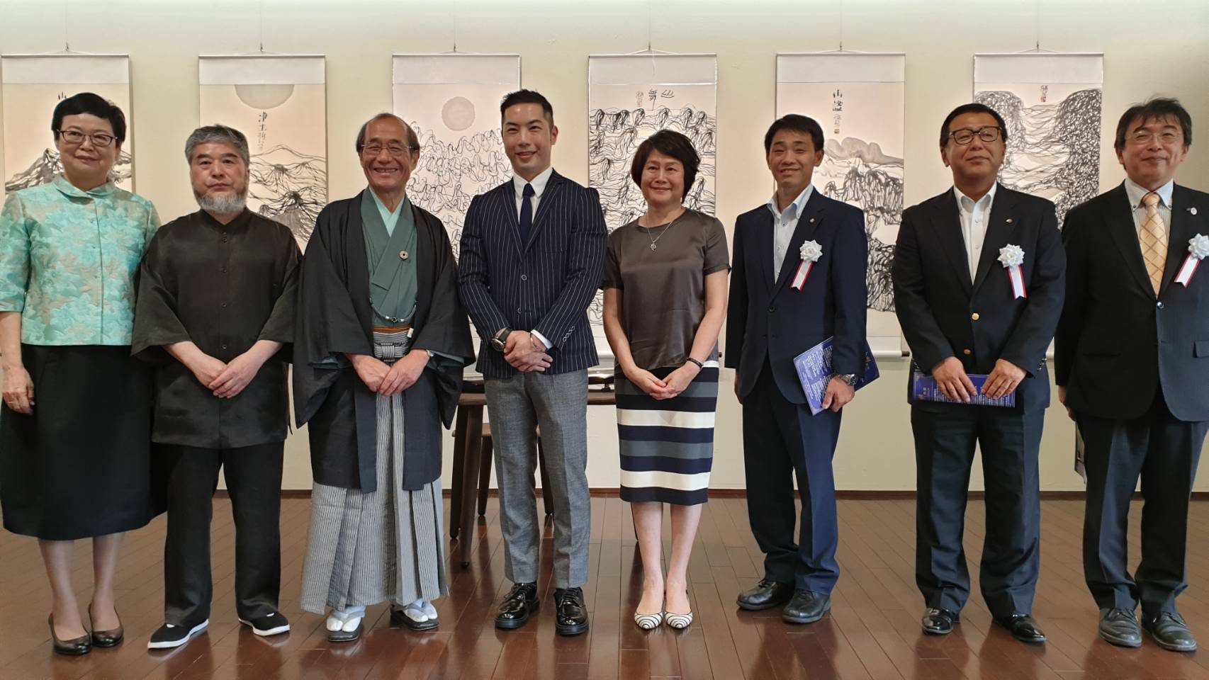 台灣有藝術中心前進日本辦展，與會貴賓有前故宮院長馮明珠、大陸畫家樊洲、京都市長門川大作、寶吉祥藝術中心經理顏麒生、前故宮院長林曼麗、公民黨議員國本有利、京都文化部長古川博規、京都文化部副部長森本隆浩等人。