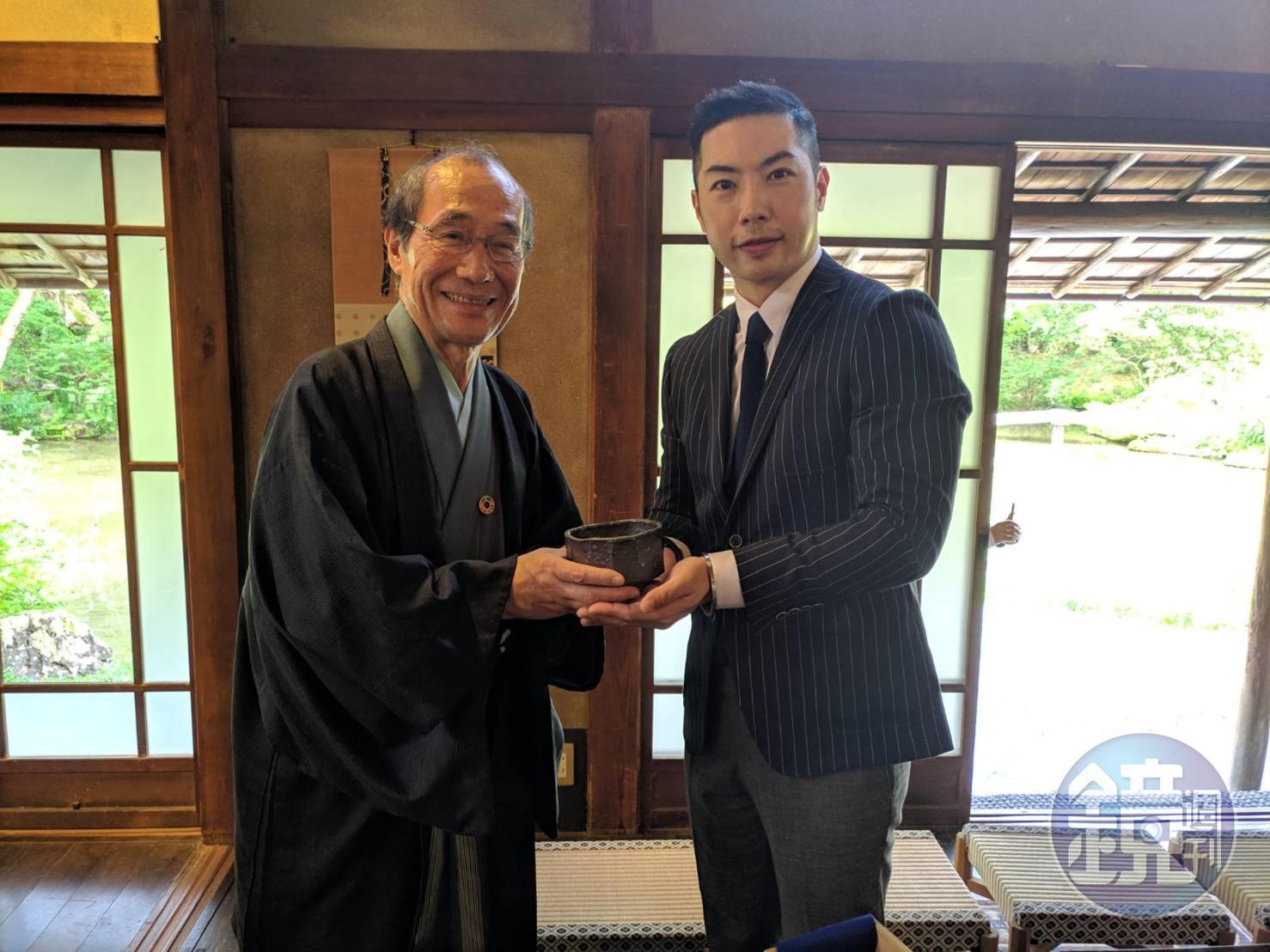 京都市長門川大作獲寶吉祥藝術中心經理顏麒生致贈珍貴陶藝作品。