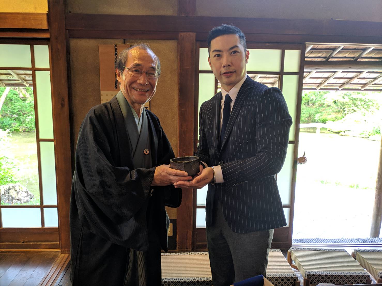 京都市長門川大作獲寶吉祥藝術中心經理顏麒生致贈珍貴陶藝作品。
