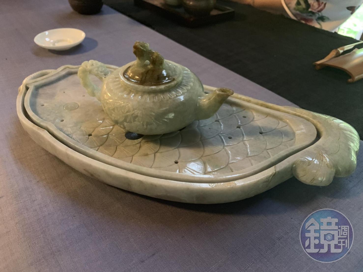市價超過千萬元的翡翠茶盤、茶具組。