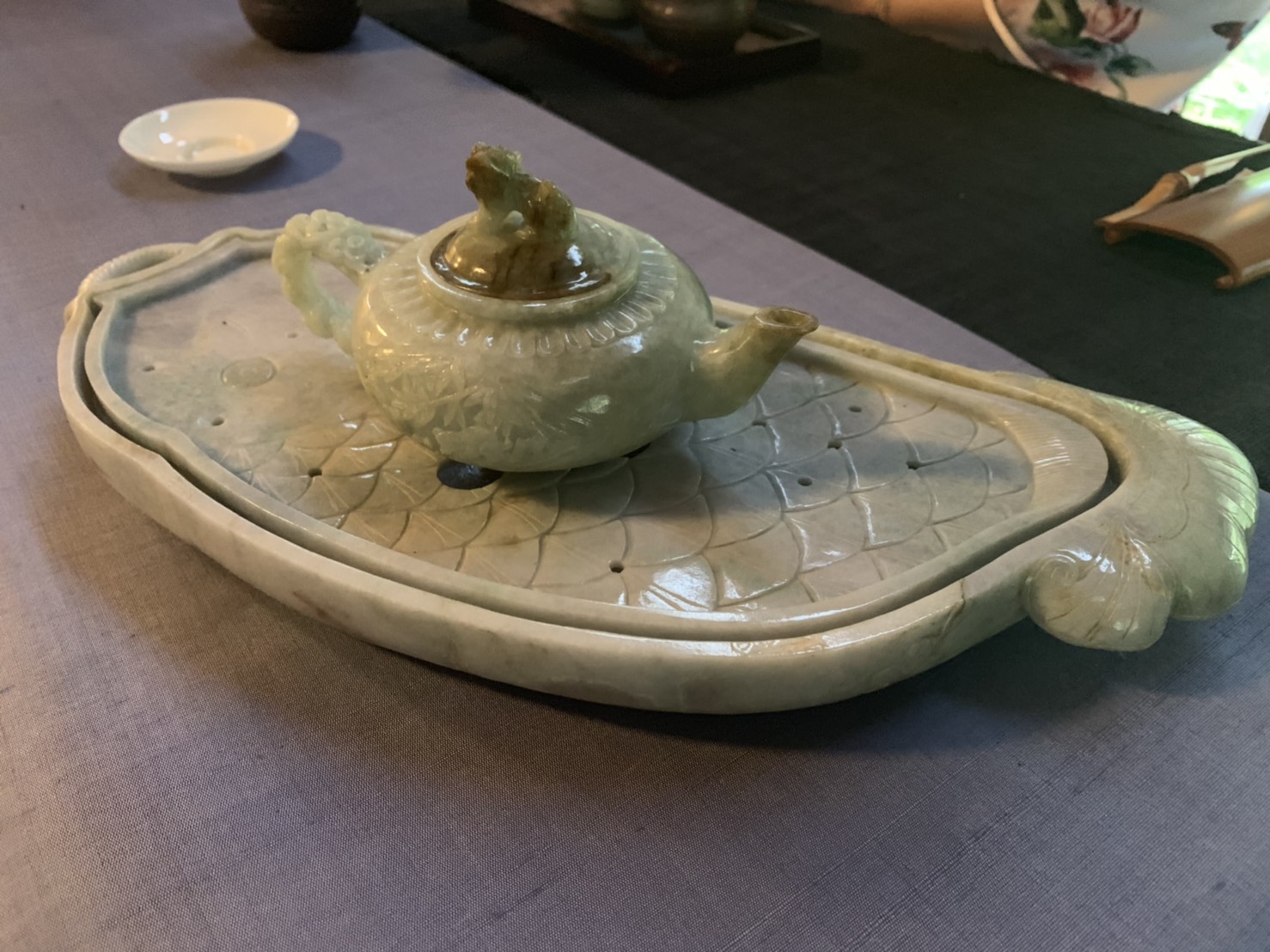 市價超過千萬元的翡翠茶盤、茶具組。