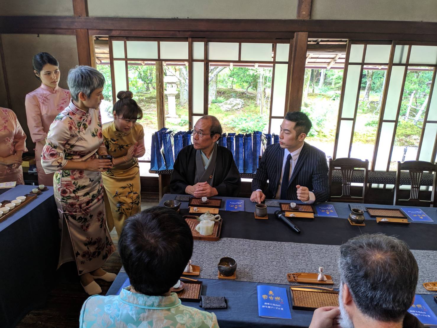 京都市長等人用珍稀的茶壺、茶具品茶。