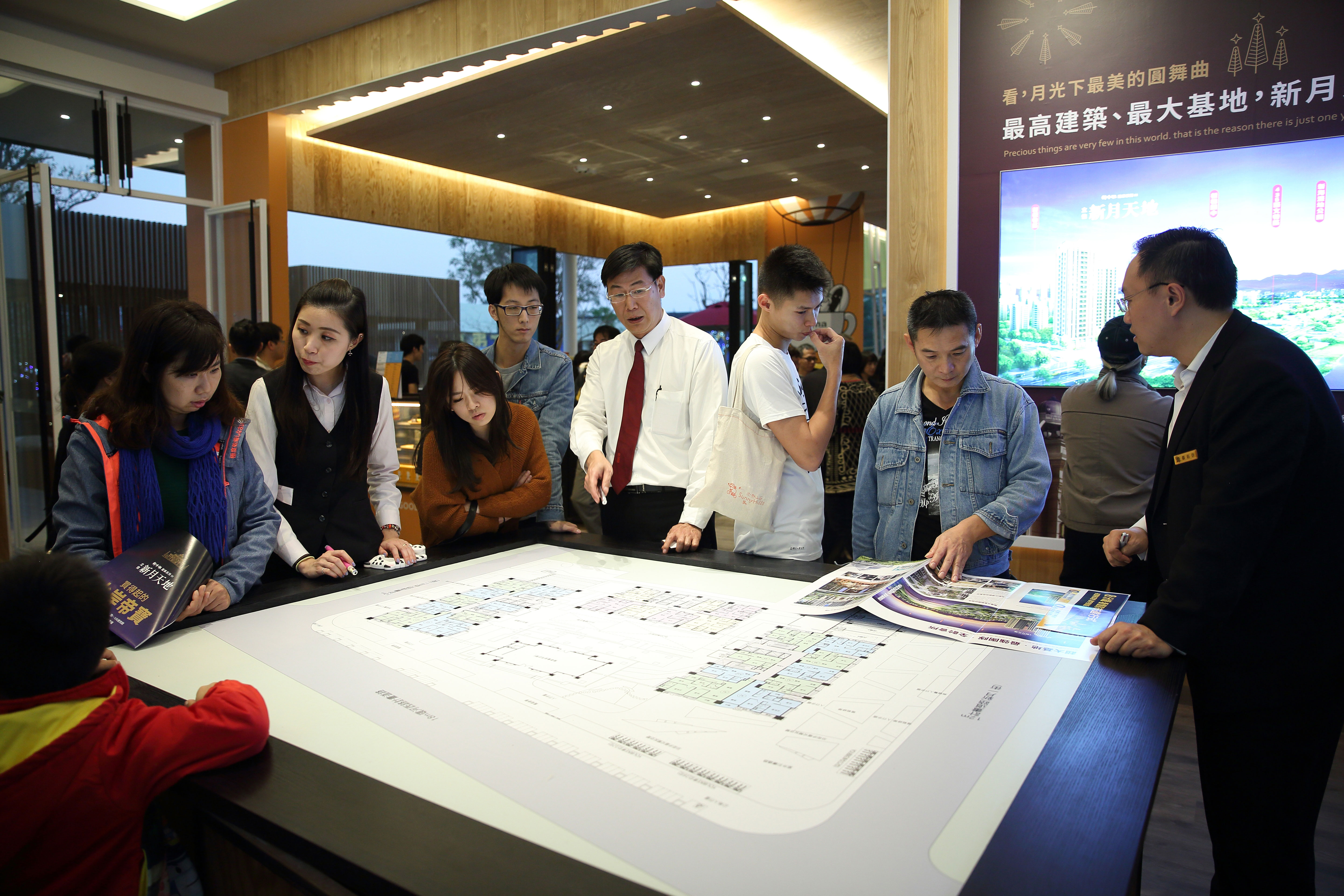 買預售屋小宅，最好實際走訪樣品屋，也多比較各建案格局。