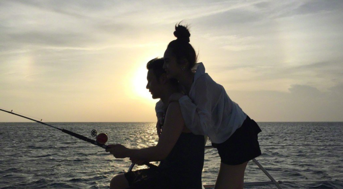 在11日凌晨時，楊丞琳已先放起小倆口的求婚前奏曲，甜蜜po出逆光放閃照。（翻攝自楊丞琳微博）