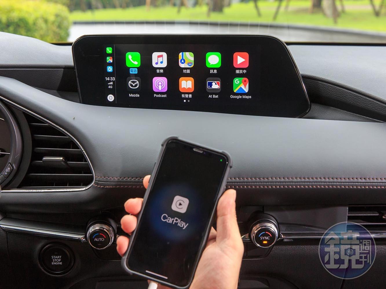 標配的8.8吋螢幕提供Apple Carplay的功能。