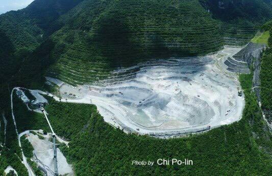 亞洲水泥新城山礦場。(翻攝自齊柏林的飛閱台灣臉書)