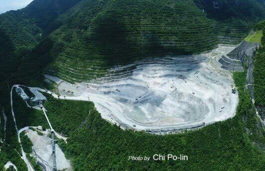 亞洲水泥新城山礦場。（翻攝自齊柏林的飛閱台灣臉書）