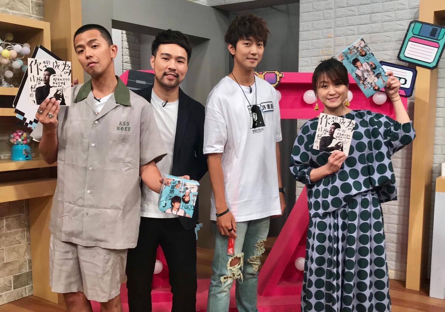 陳威全和許書豪2位創作才子師徒,各自剛推出全新創作專輯《你想成為什麼樣的人》和《真心話冒險王》,上17直播節目《趣你的娛樂》宣傳。(17直播提供)