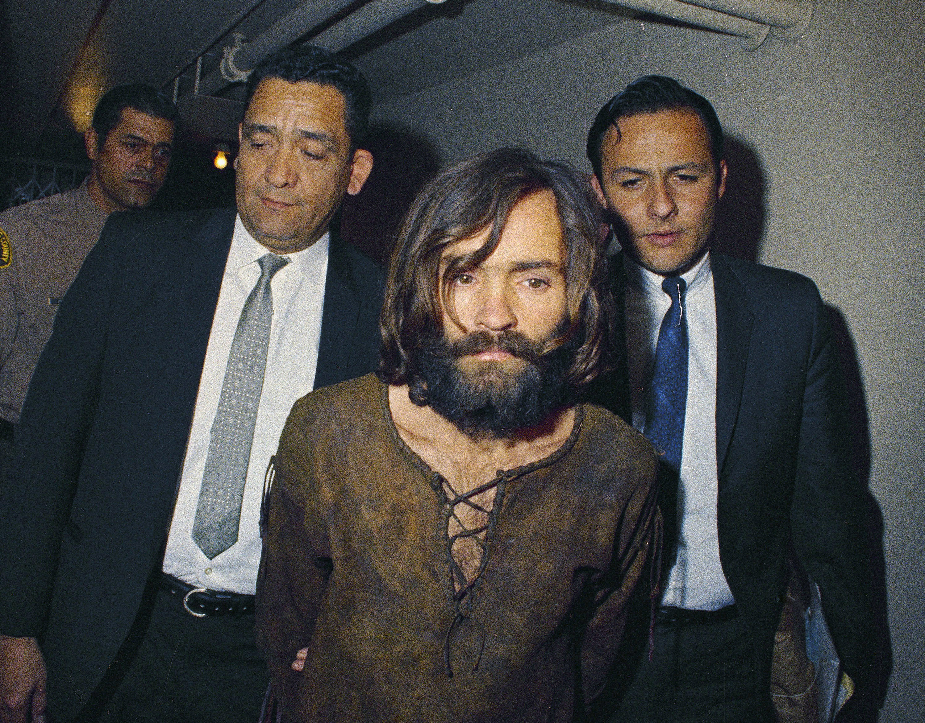 昆汀塔倫提諾把1969年發生在美國的連續殺人事件拍進電影中,圖為被視為邪教領袖的查爾斯曼森(中)。(東方IC)