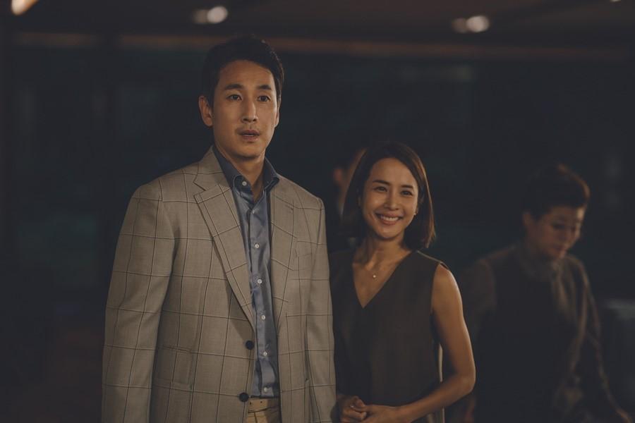 李善均（左）在新片《寄生上流》與曹汝貞有情慾戲，拍攝前特地先拿劇本給老婆過目。（CATCHPLAY提供）