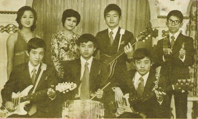 黃強華(前左)高中時與胞弟黃文擇(前右一)、黃文耀(中)合組衝浪搖滾樂團。(黃強華提供)