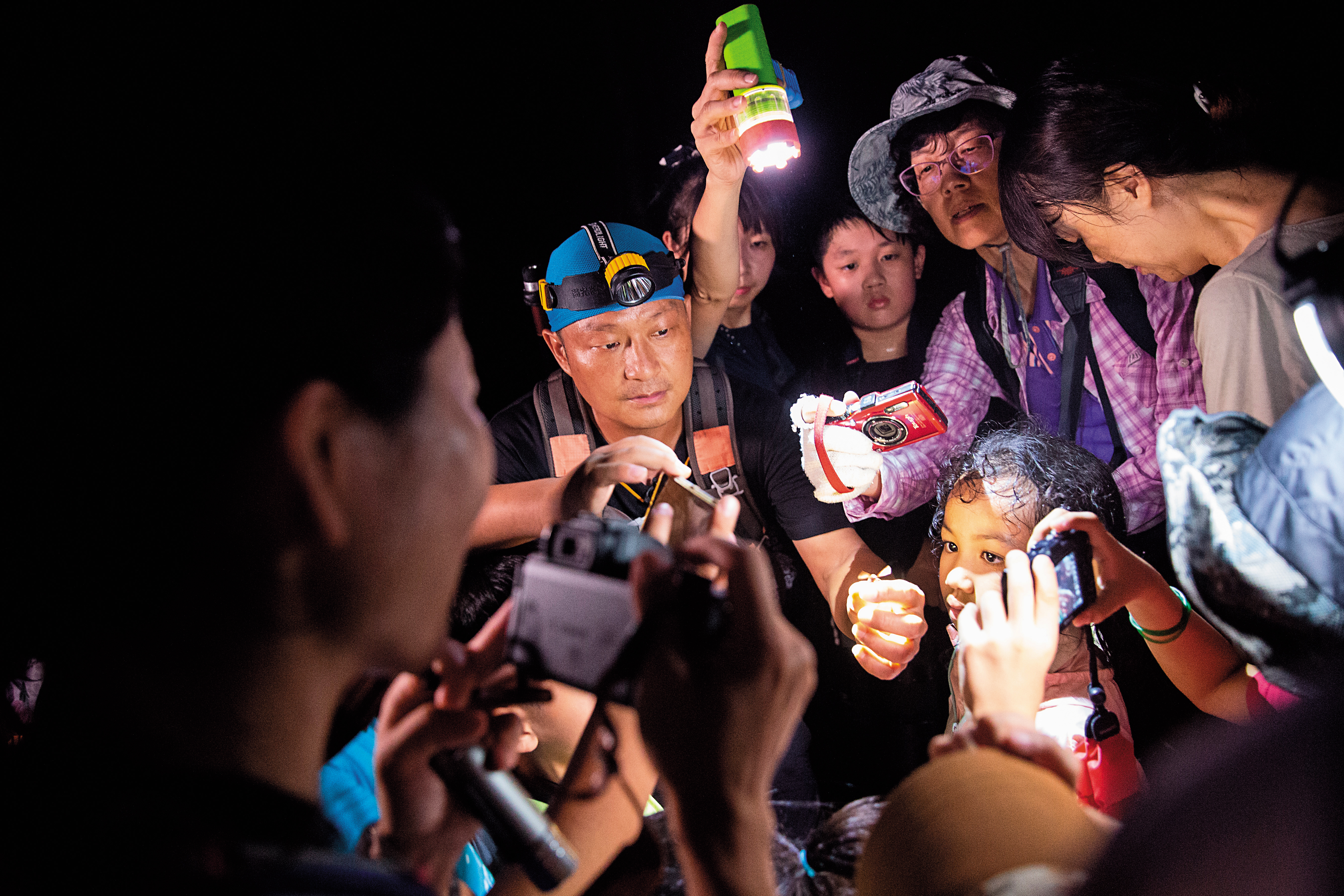 林青峰對孩子很有一套，能用幽默的譬喻介紹各種動物，加深孩子印象。