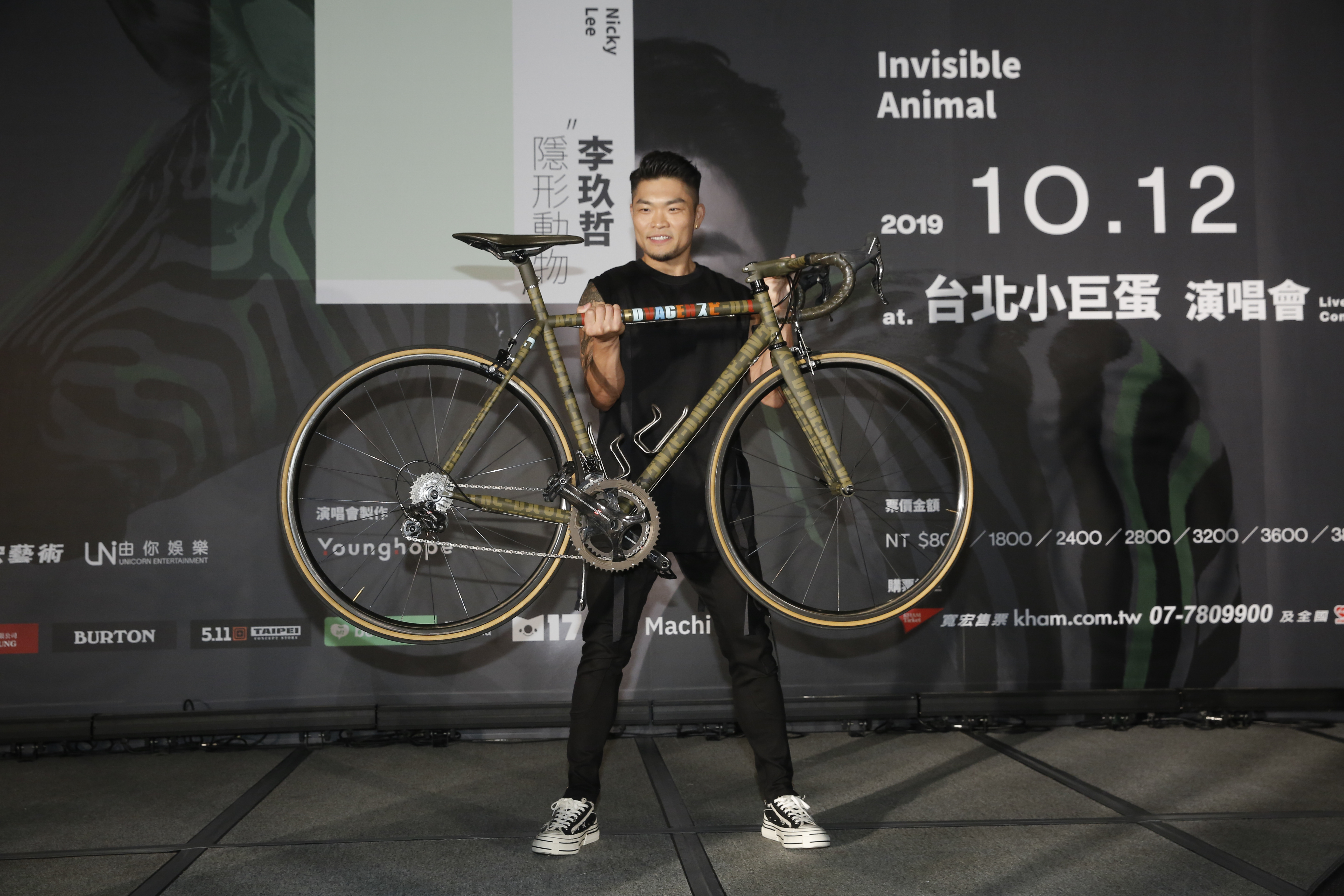 李玖哲為了演唱會，勤健身練六塊肌。