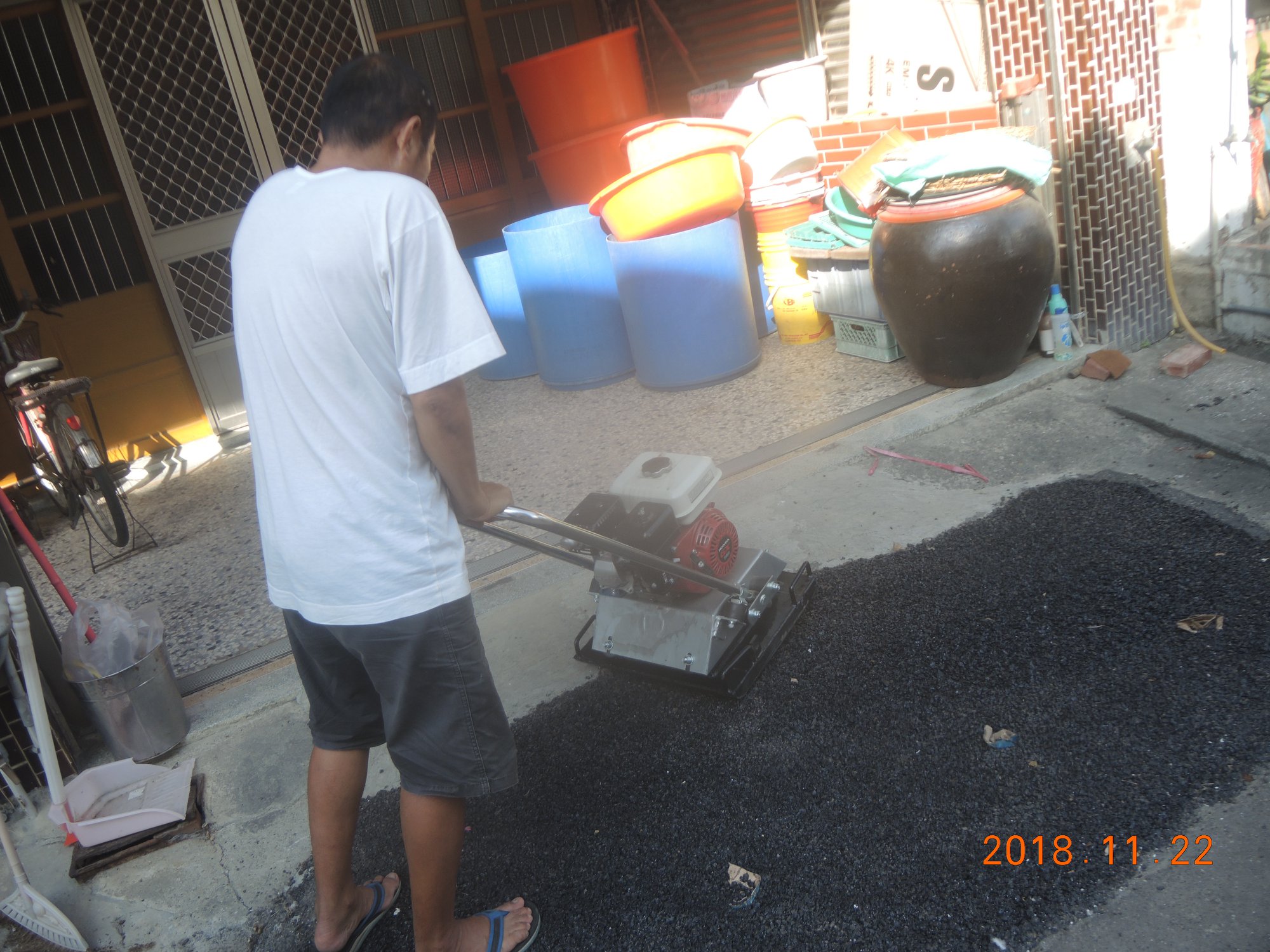 李志榮把自己賺的錢都拿來鋪路，熱心公益，日前車禍過世，弟弟替他整理遺物時，發現他存款僅剩2千餘元。（翻攝自布袋李志榮臉書）