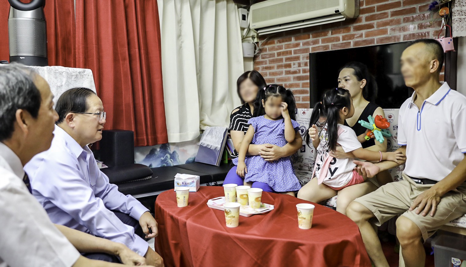 海巡署成立醫療照護基金照顧因公殉職人員遺族，署長陳國恩11日前往探視柯博承遺族，並致贈5萬慰問金。（翻攝畫面）