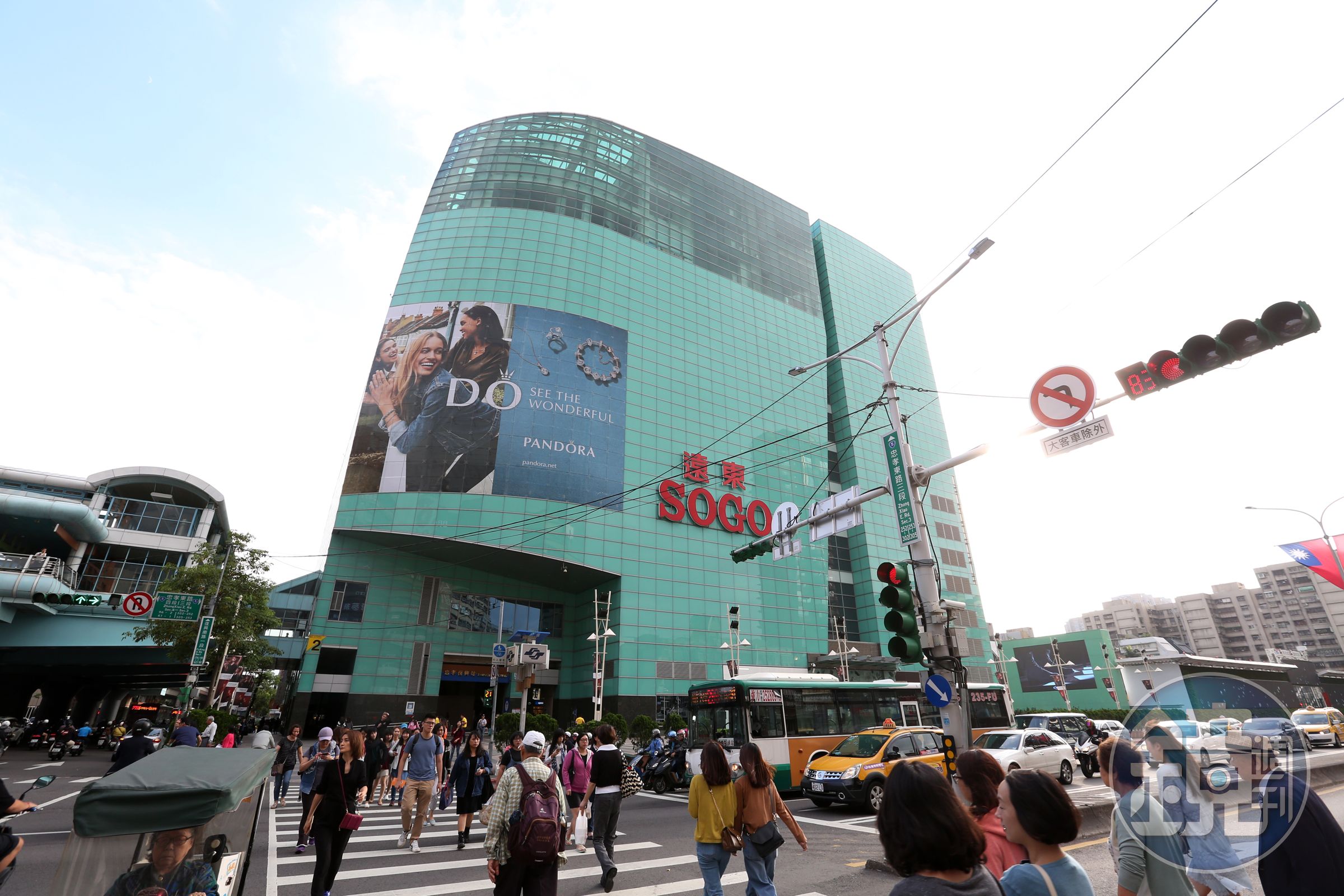 外資、投信同步買超遠百，帶動股價一波漲勢。