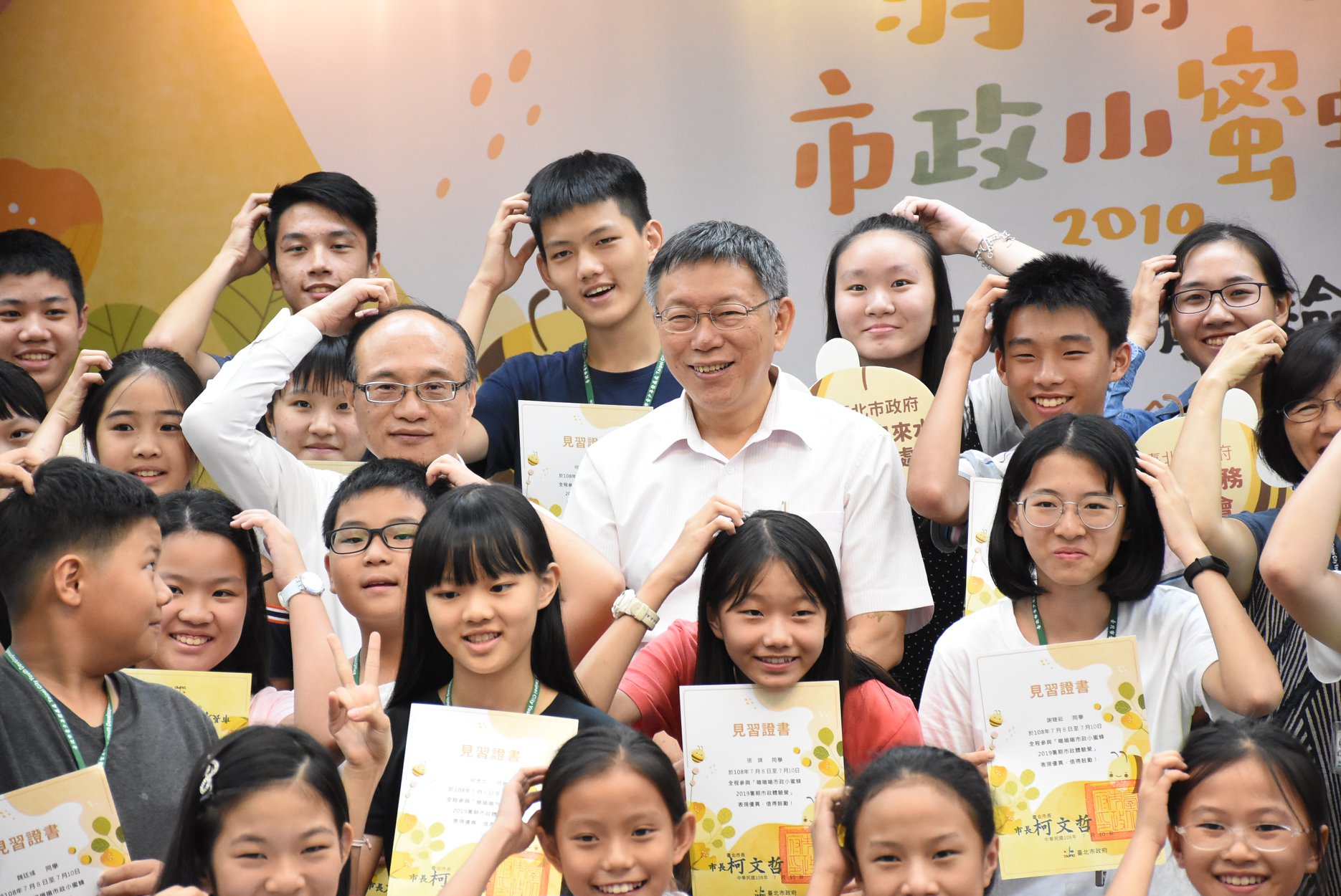 柯文哲與國小高年級學生座談被嗆辣提問「為何支持兩岸一家親」，本刊掌握，提問的學生原來是時代力量發言人李兆立的女兒。（翻攝自台北市教育局臉書）