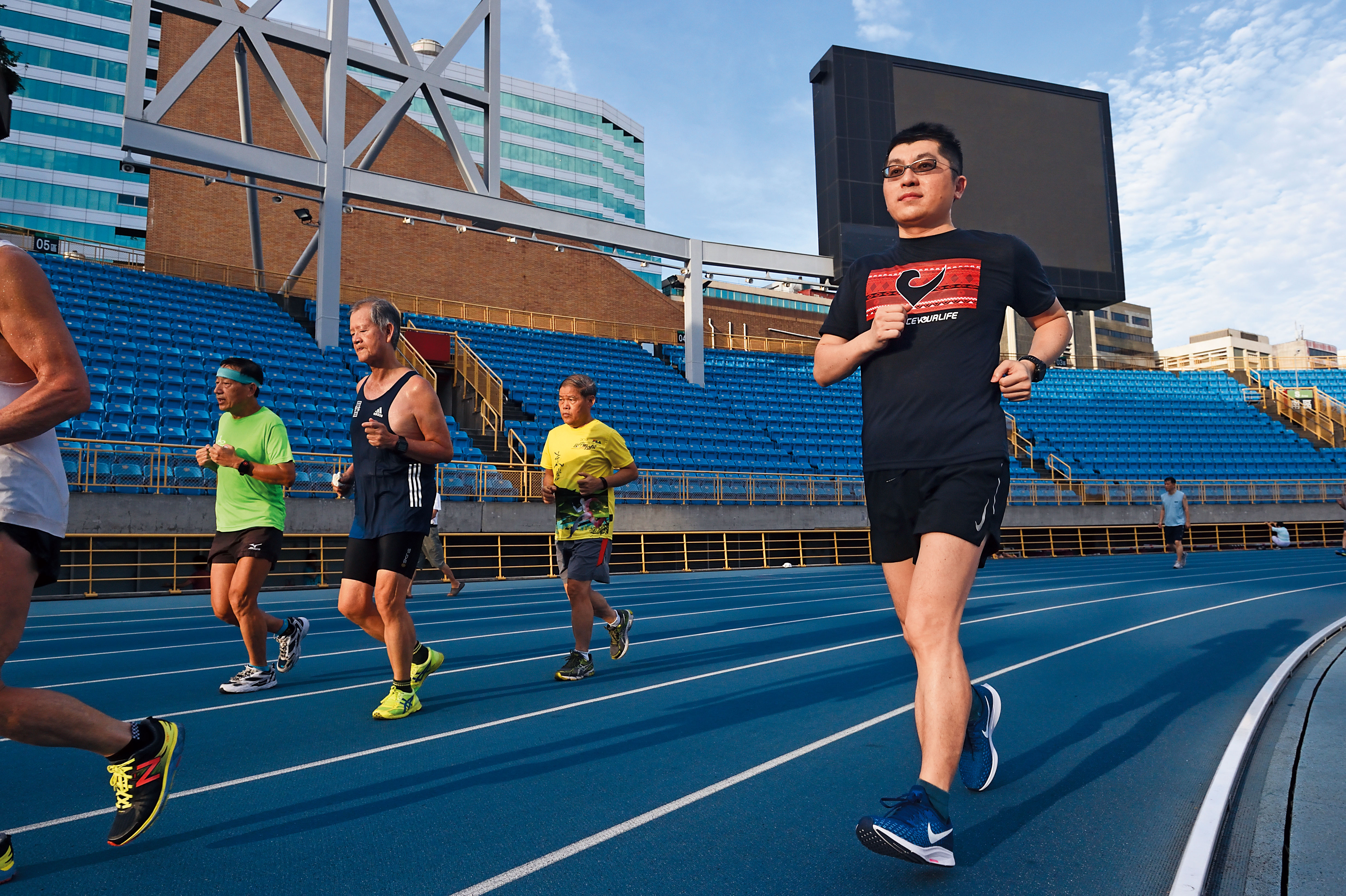 清晨5點40分起床外出晨跑，是黃豐凱二十年如一日的紀律生活。