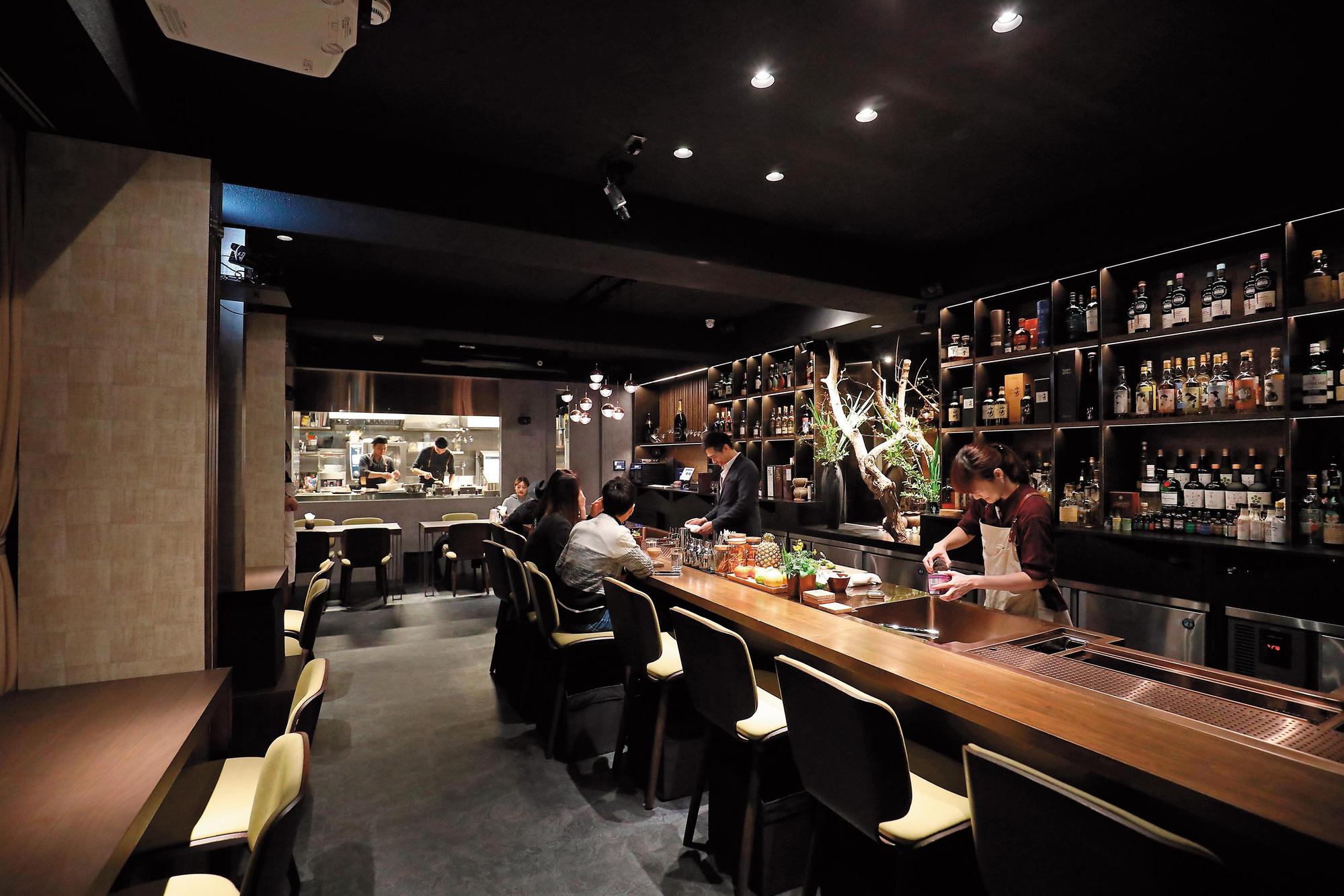 Bar Mood Taipei後方長型吧檯，增加客人與調酒師互動頻率。