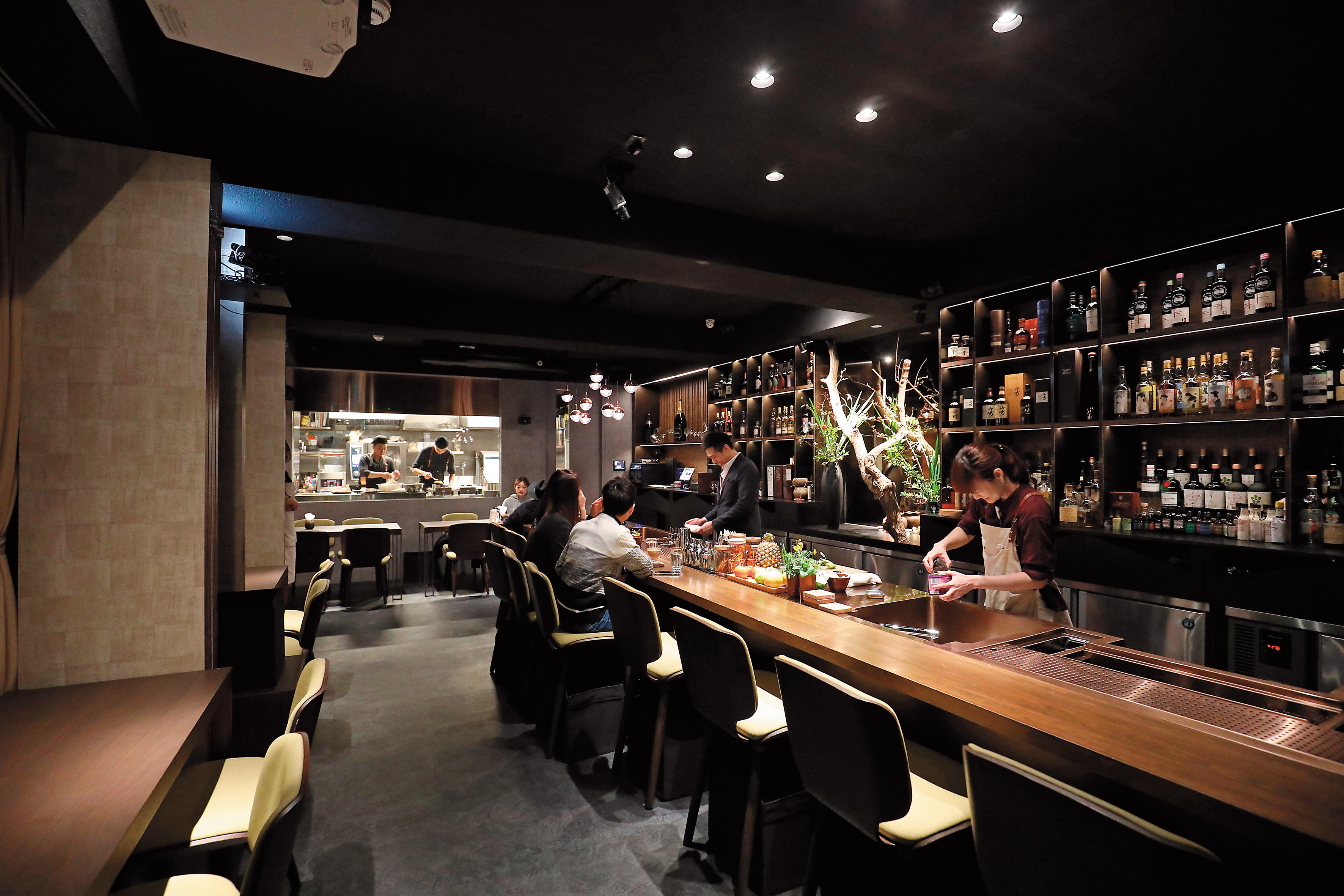 Bar Mood Taipei後方長型吧檯,增加客人與調酒師互動頻率。