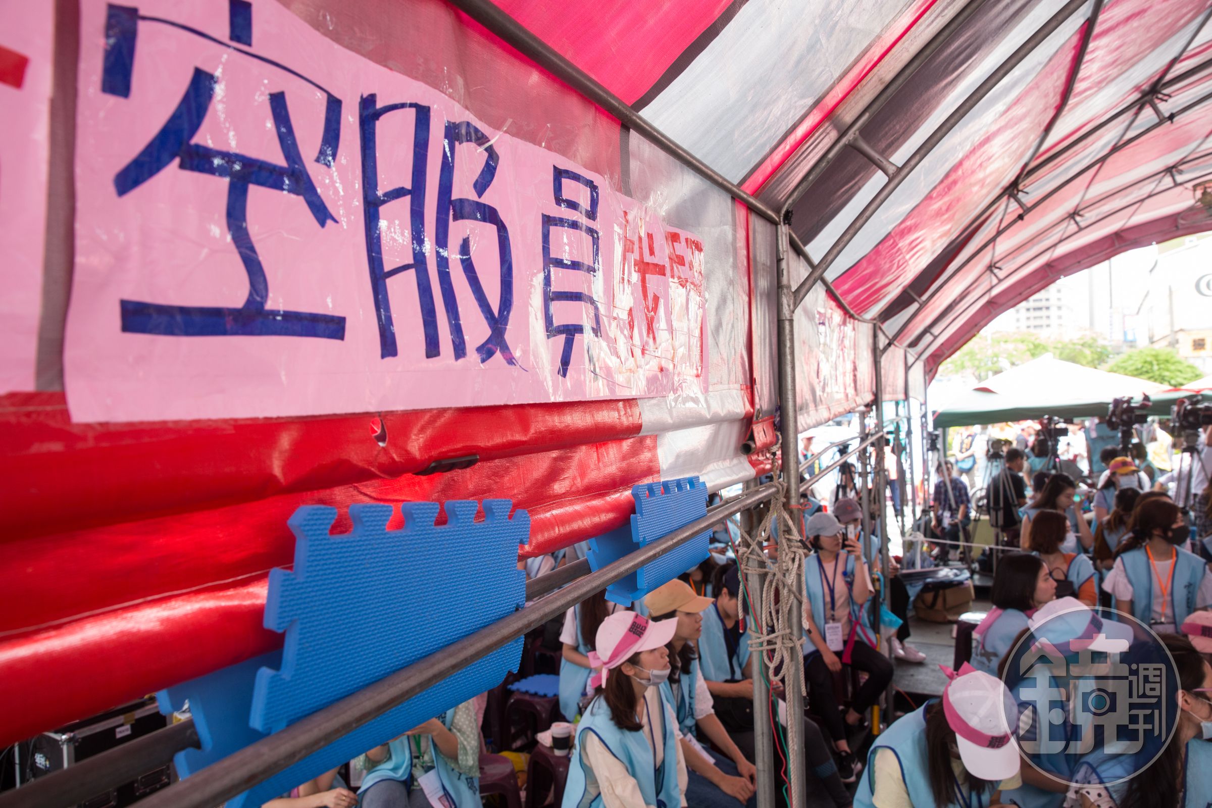 工會幹部郭芷嫣罷工期間在社群揚言「電爆」中途復職組員，引發軒然大波，長榮航空人評會今日決定對郭女處以免職。