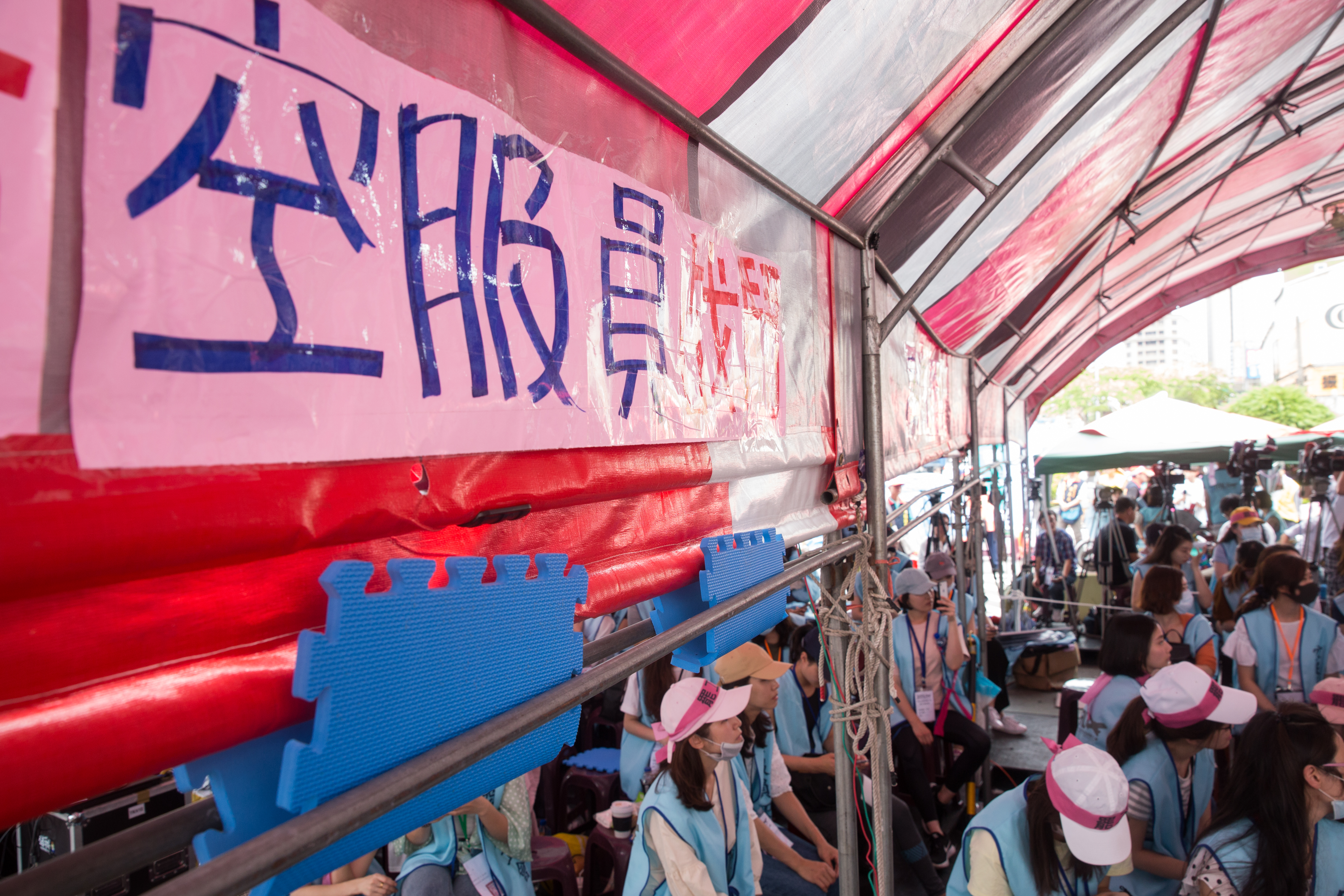 工會幹部郭芷嫣罷工期間在社群揚言「電爆」中途復職組員，引發軒然大波，長榮航空人評會今日決定對郭女處以免職。