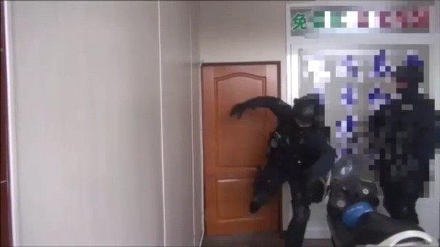 警方踹門進入賭博機房。（翻攝畫面）