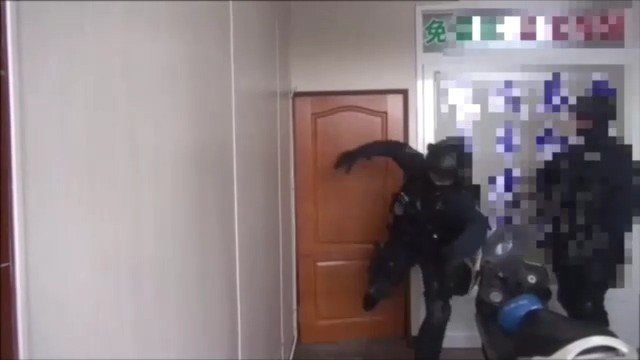 警方踹門進入賭博機房。（翻攝畫面）