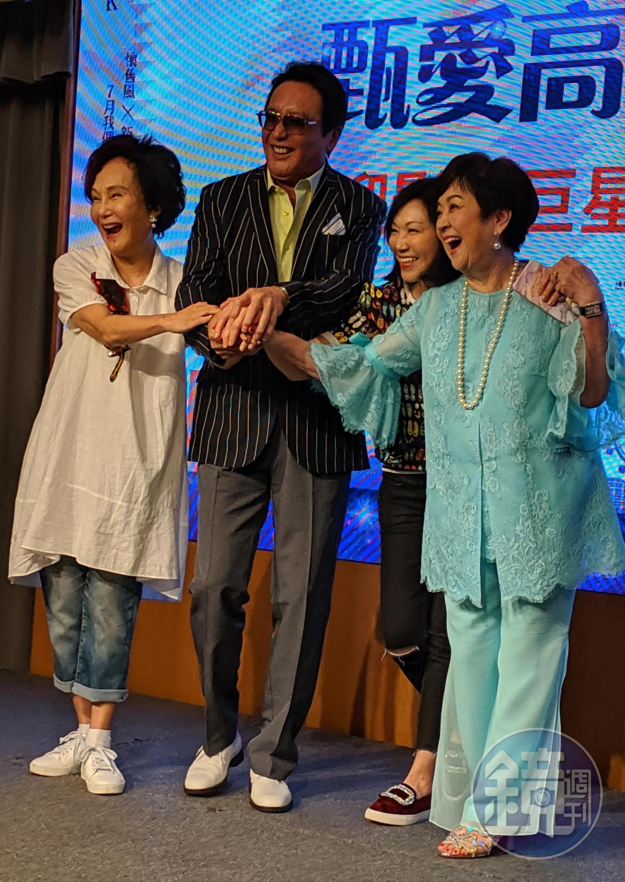 秦祥林與太太曹昌莉,及他與甄珍的好友胡錦一同上台,為甄珍的回顧展力挺打氣。