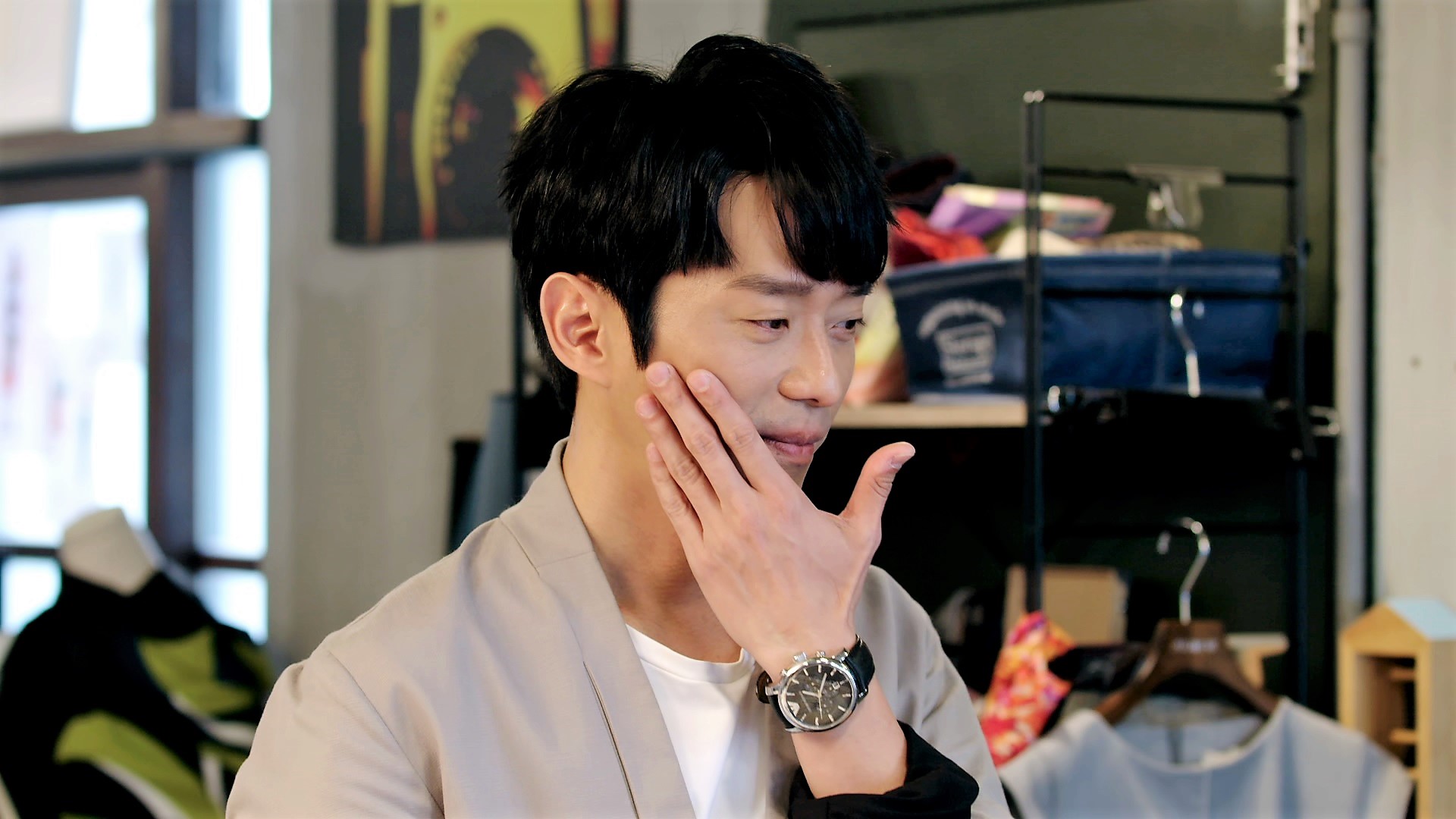 張棟樑在《一千個晚安》中像柯南般喜歡追求真相。（三立提供）