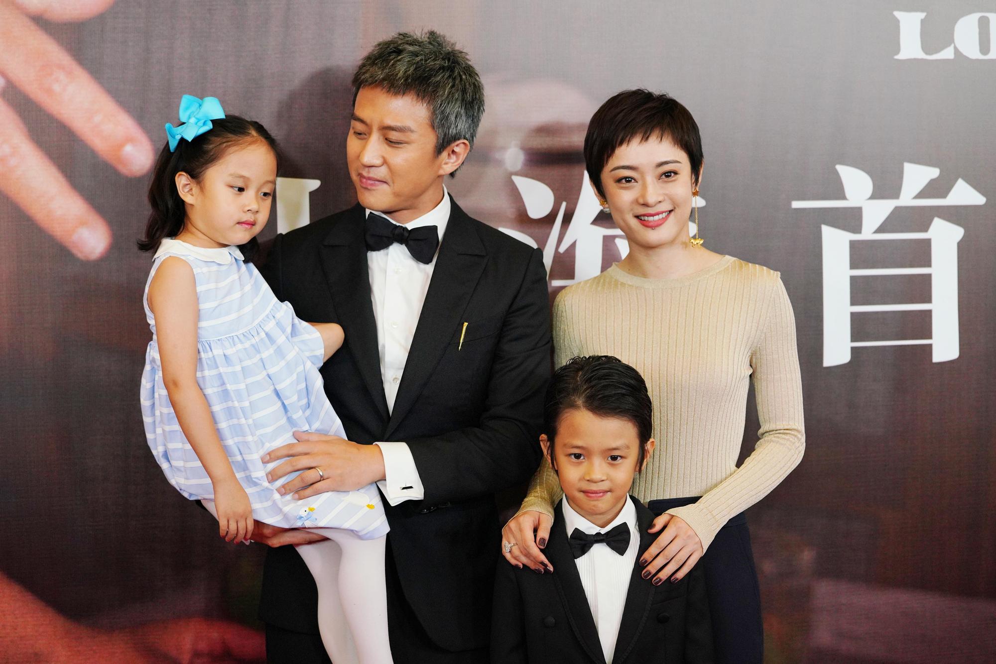 《銀河補習班》昨（11日）在上海舉行首映活動，鄧超與孫儷首次帶著7歲兒子「等等」和4歲女兒「小花」公開亮相。（東方IC）