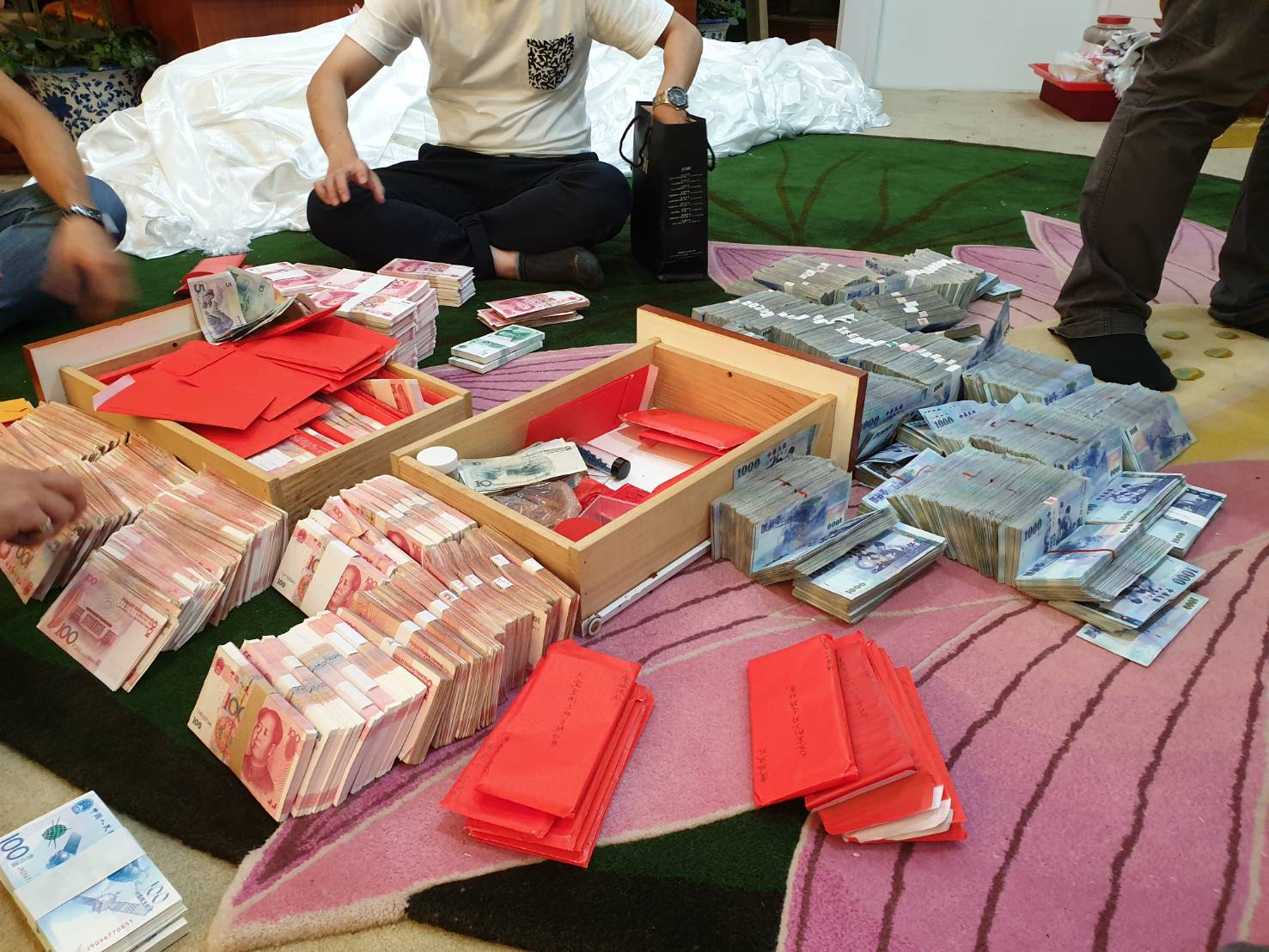 警方查獲大量信徒捐獻的紅包。（翻攝畫面）