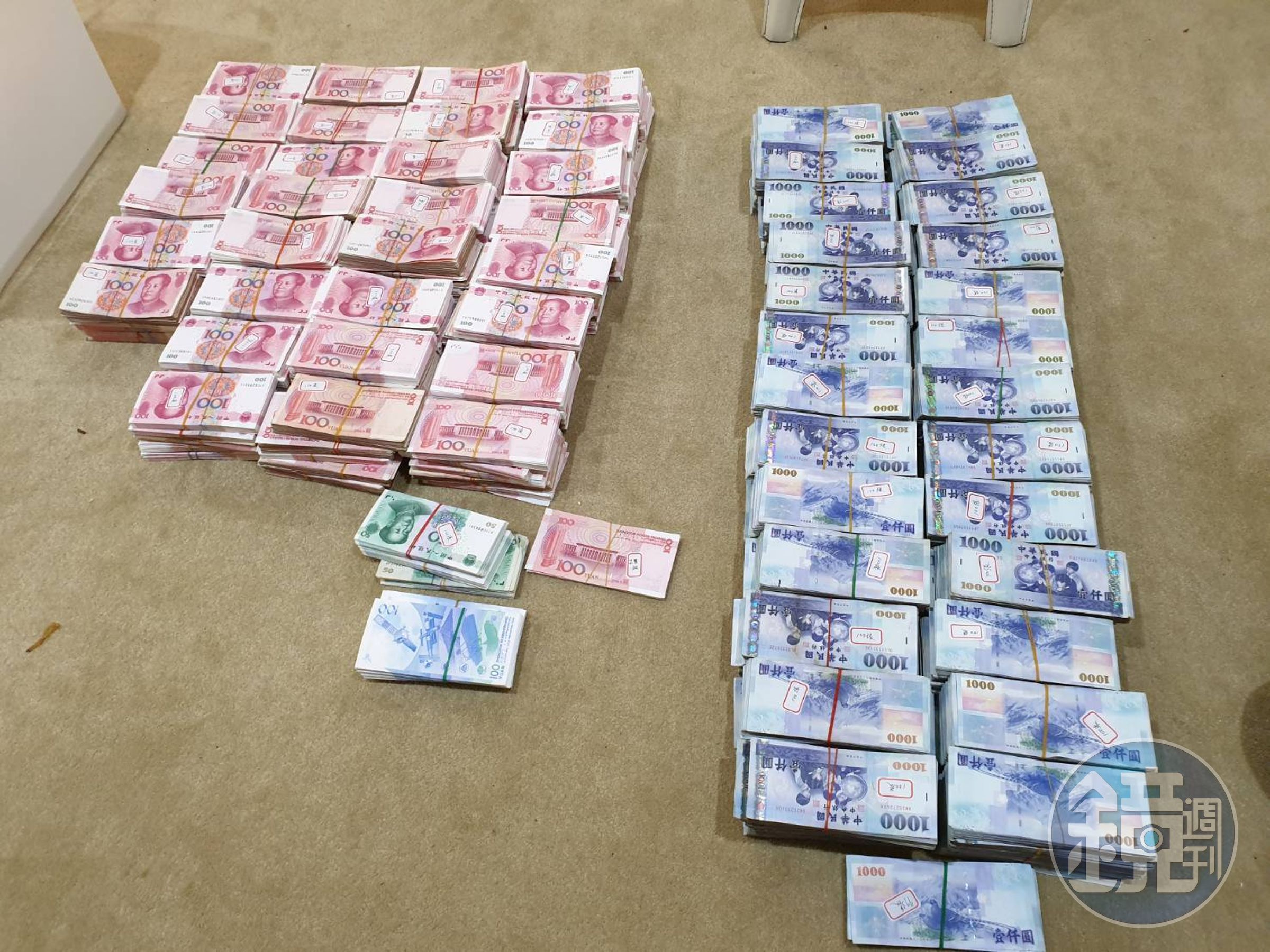 警方在其住處查扣大量現金。（翻攝畫面）