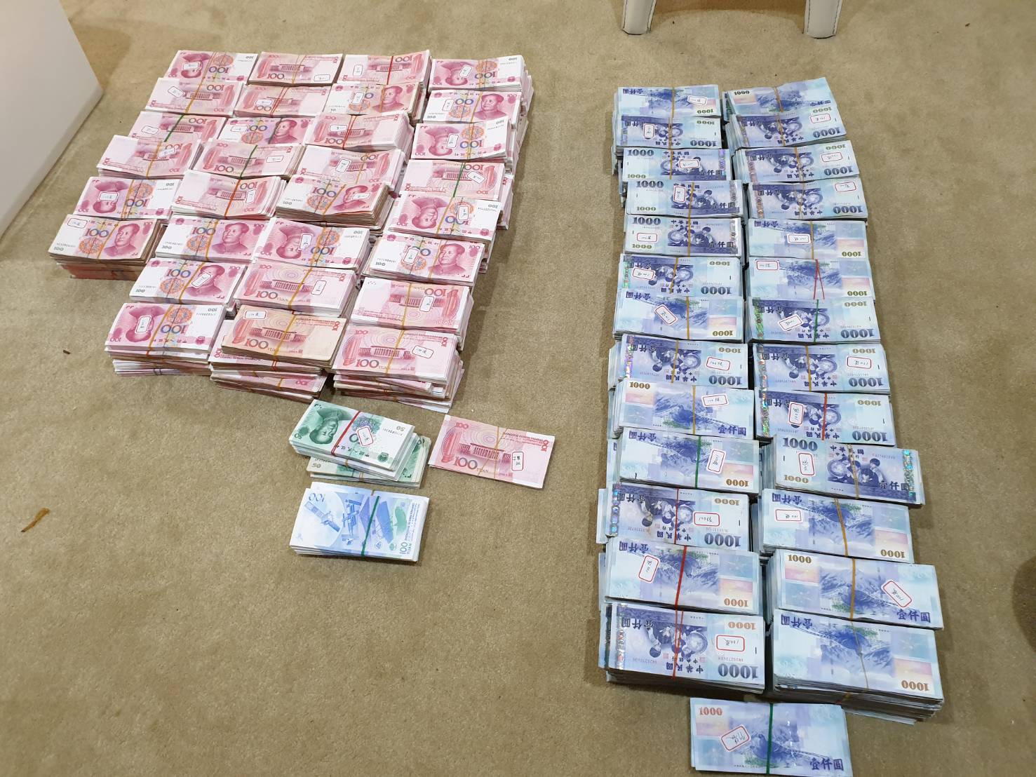 警方在其住處查扣大量現金。（翻攝畫面）
