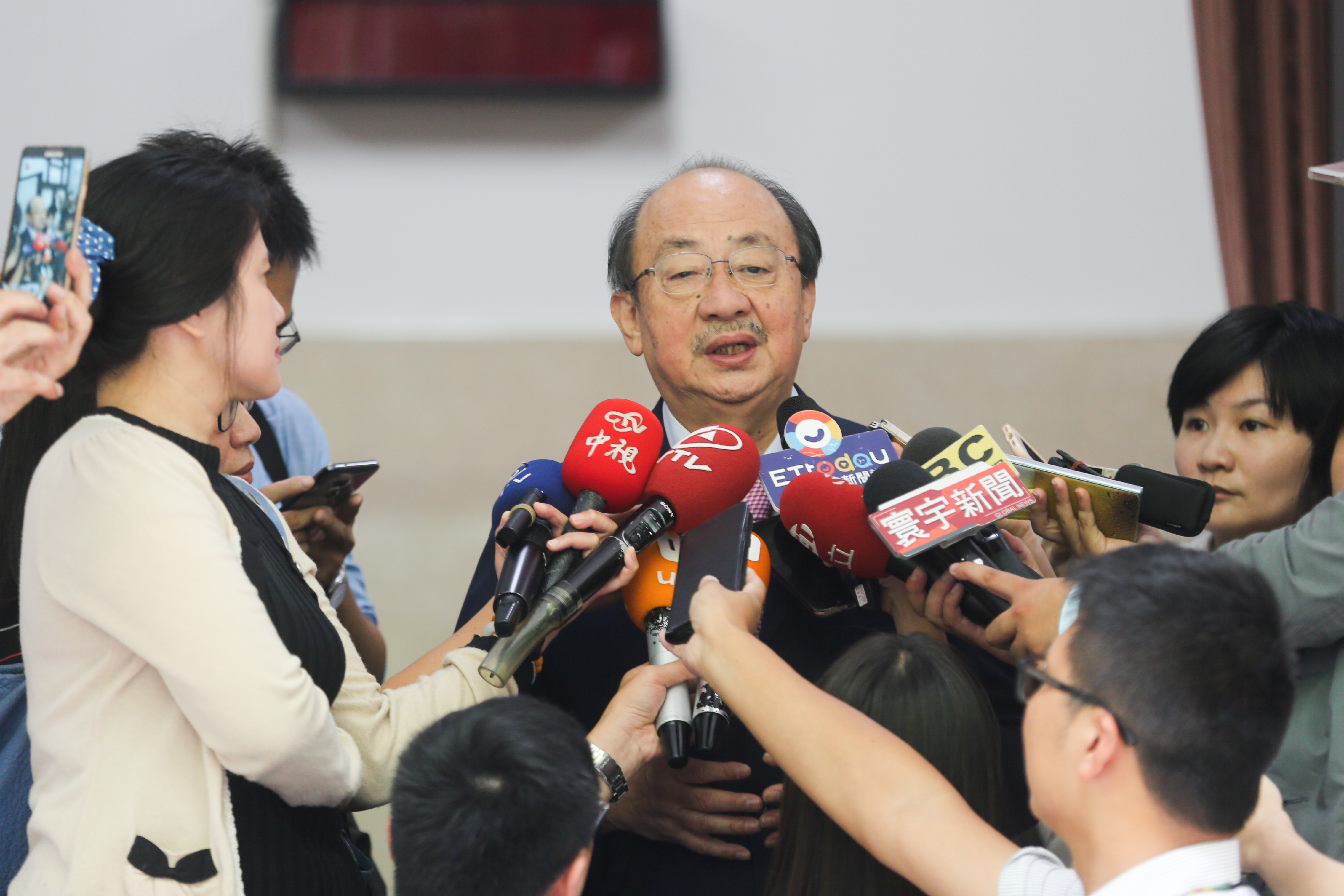 台灣高等法院今（12日）更一審判決前總統馬英九洩密案無罪確定，提告的民進黨團總召柯建銘認為「明顯護航，踐踏憲法」。（本刊資料照）