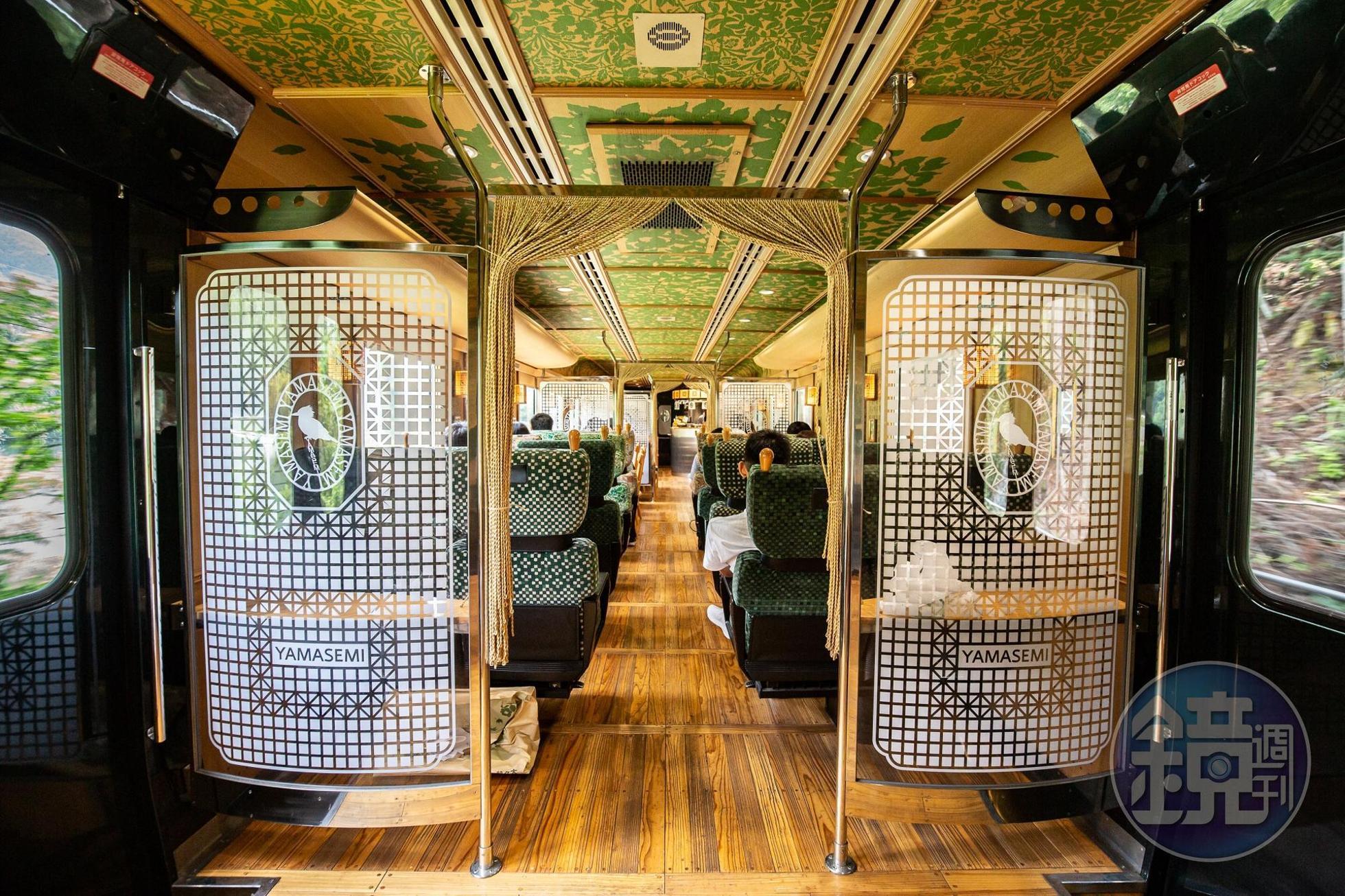 「翡翠山翡翠」列車木質感的車廂，搭配細緻花紋的座椅。