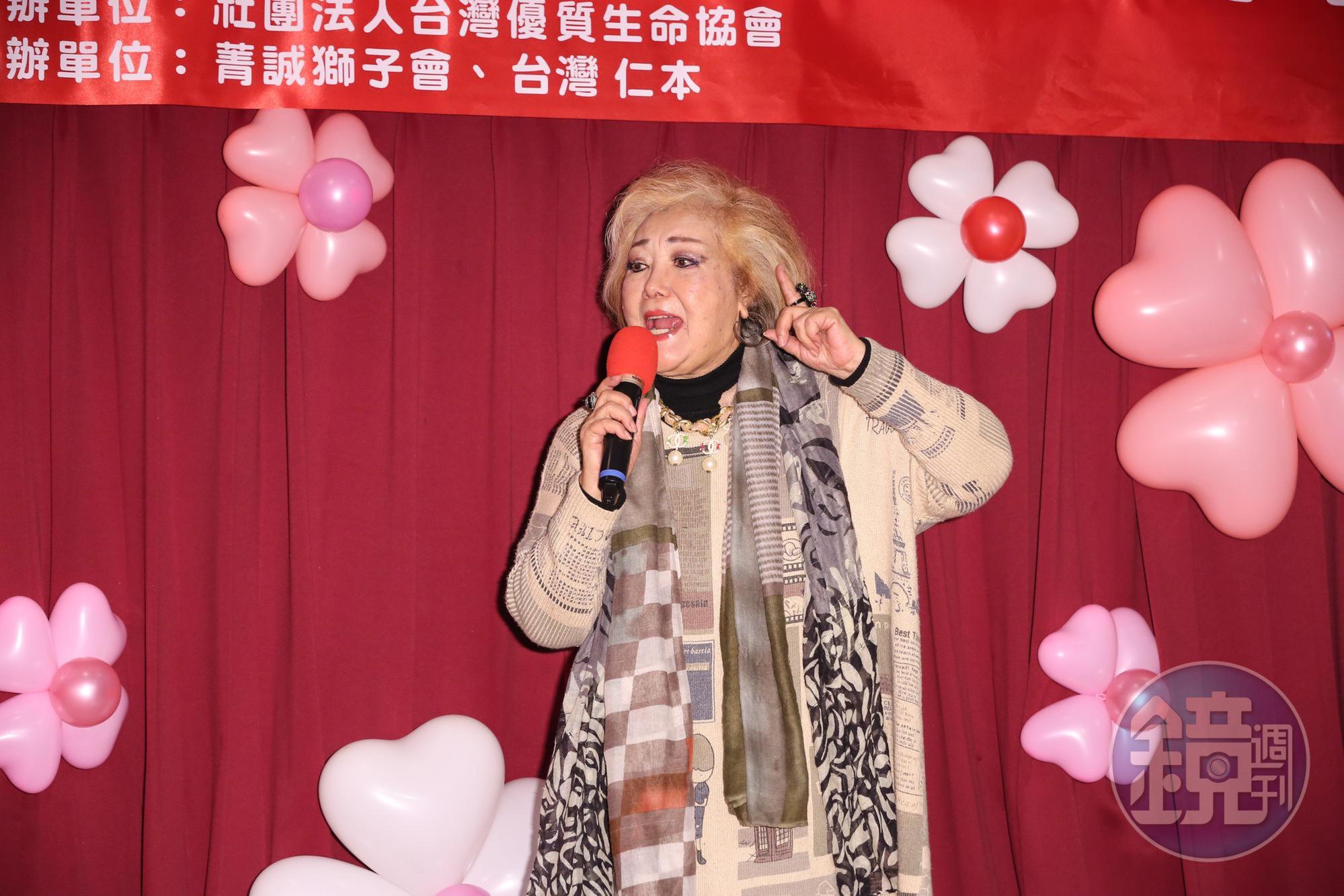一身病的陳麗卿日前還在家中摔倒，目前和愛犬相依為命。