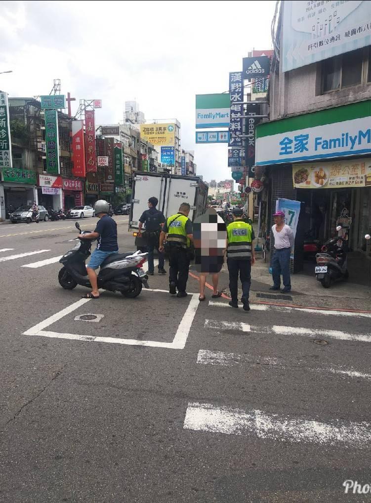 員警將陳姓老翁帶到一旁便利商店前，並為其補充水分。（翻攝畫面）