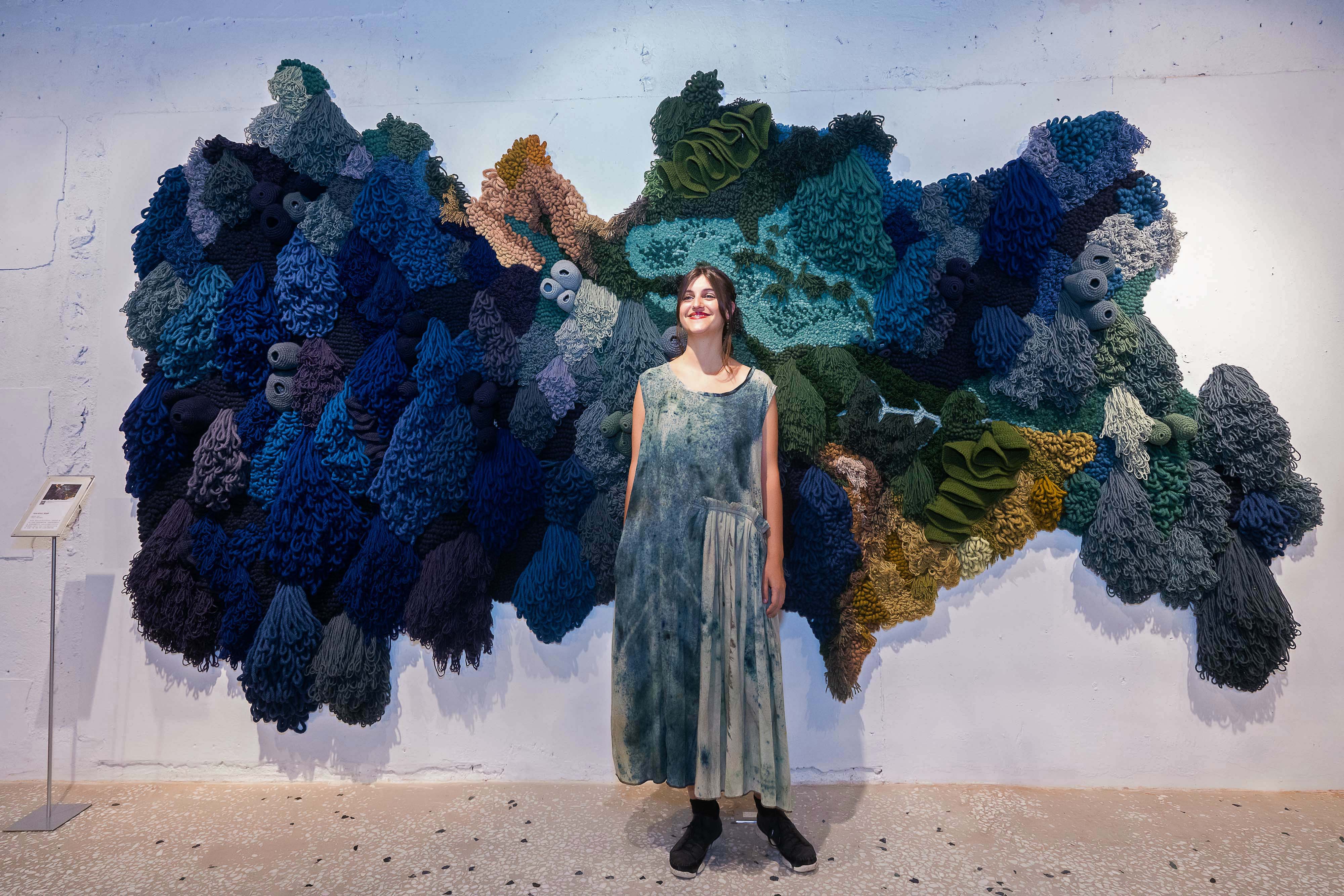 Vanessa Barragão與她的作品「新世界」。(初衣食午提供)