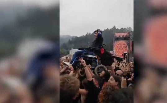 西班牙一名19歲患有腦性麻痺的樂迷，在重金屬音樂祭時大玩人體衝浪。（翻攝推特）