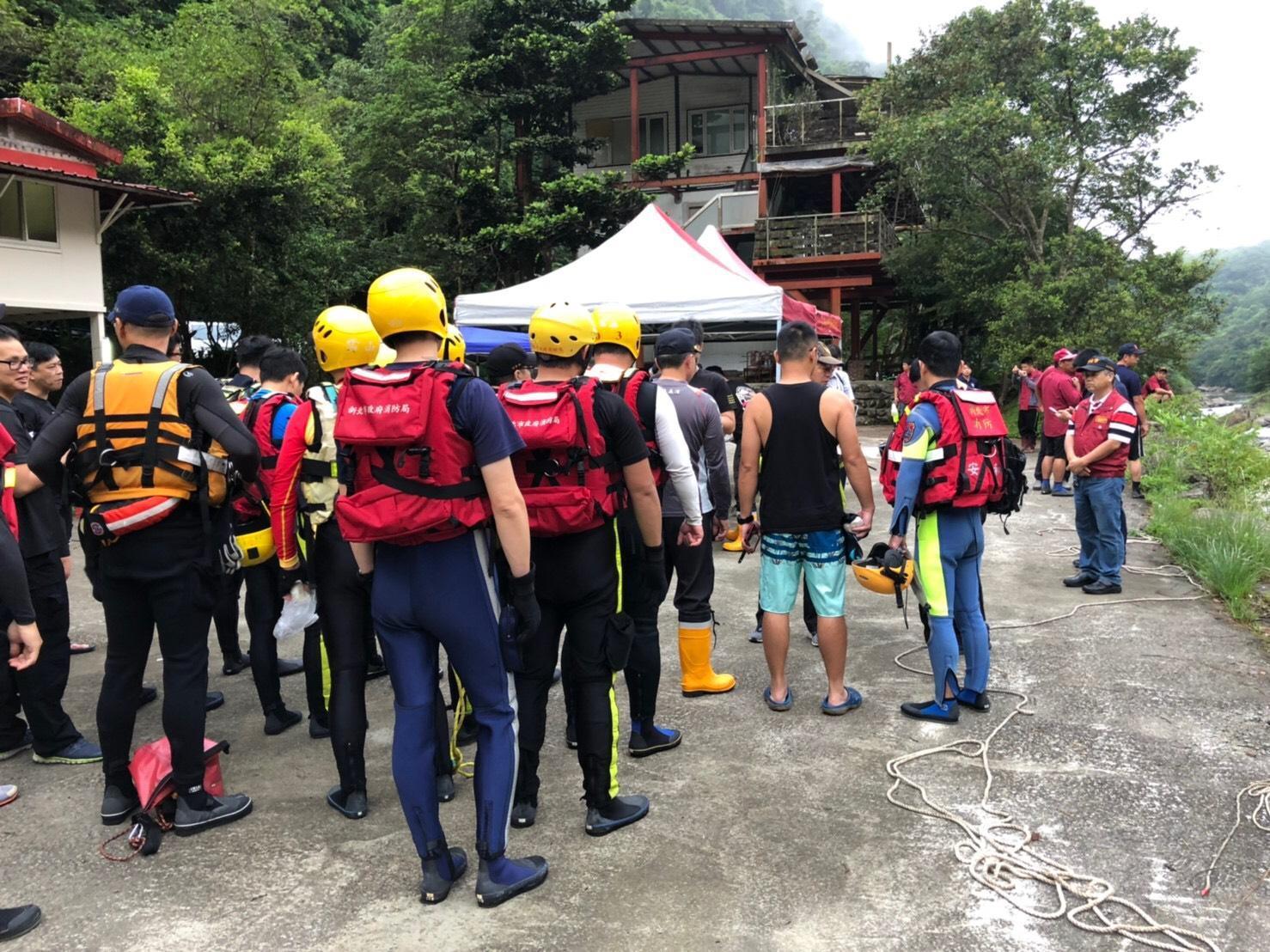 新北消防局為搜尋坪林露營區落水失蹤黃姓男子，12日一早便集結援人力投入搜尋。（翻攝畫面）