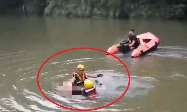 早上7點10分搜人員在露營區旁水域發現失蹤黃男身影,但已回天乏術。(翻攝畫面)