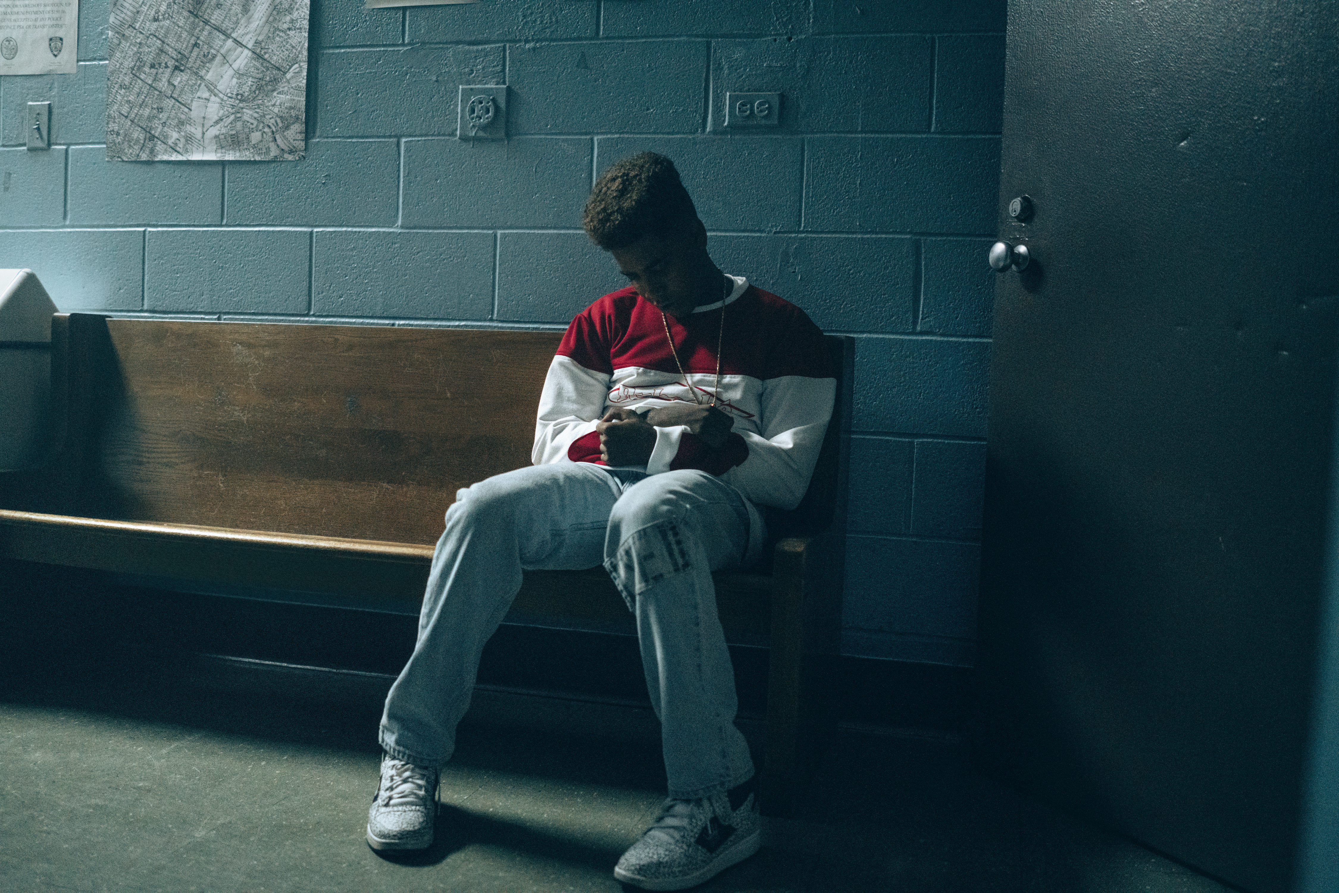 柯瑞懷斯本來只是陪同好友尤賽夫到警局應訊，結果也被當成嫌犯。（Netflix提供）