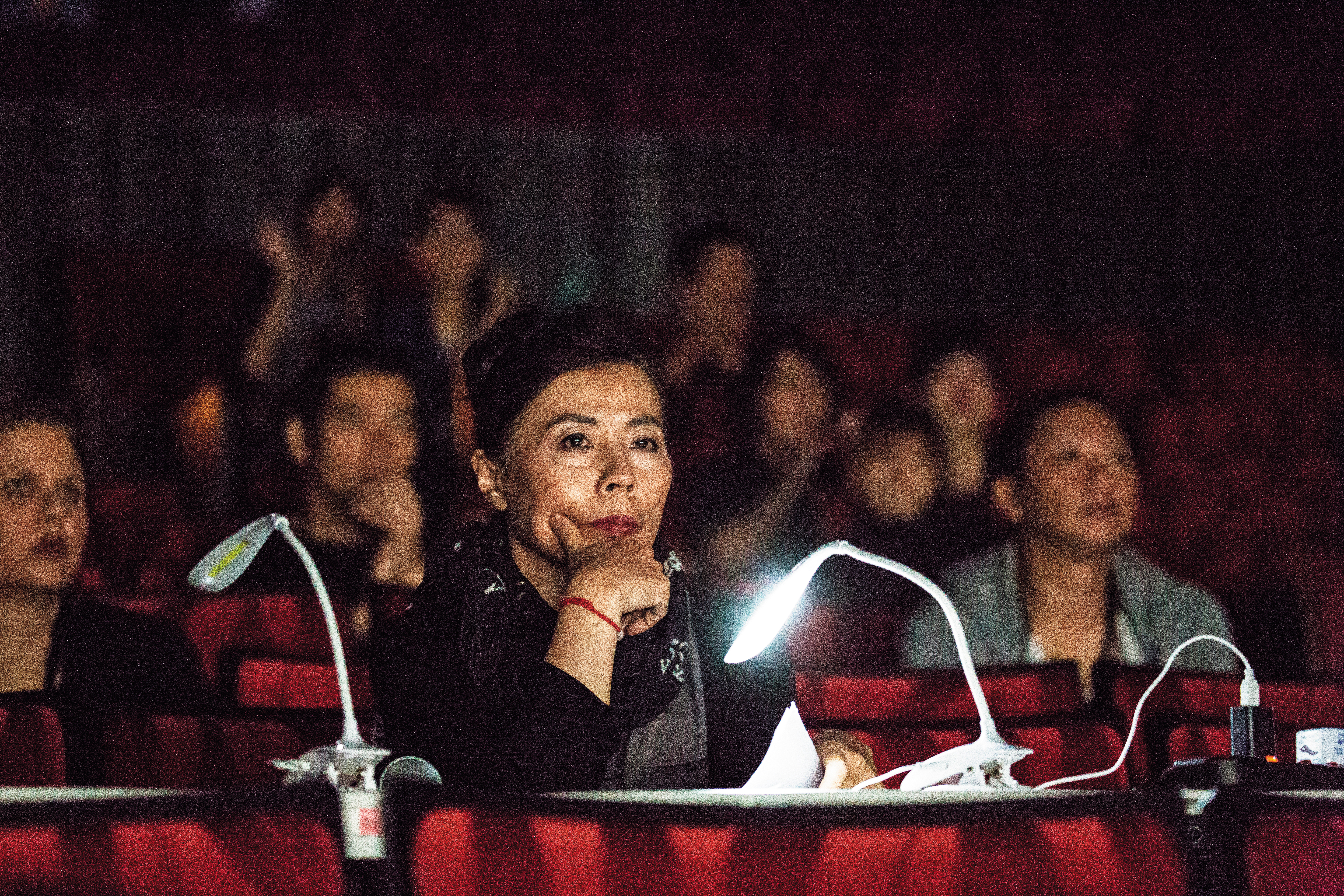  《新娘妝》彩排現場，林美虹坐舞台下一臉專注。