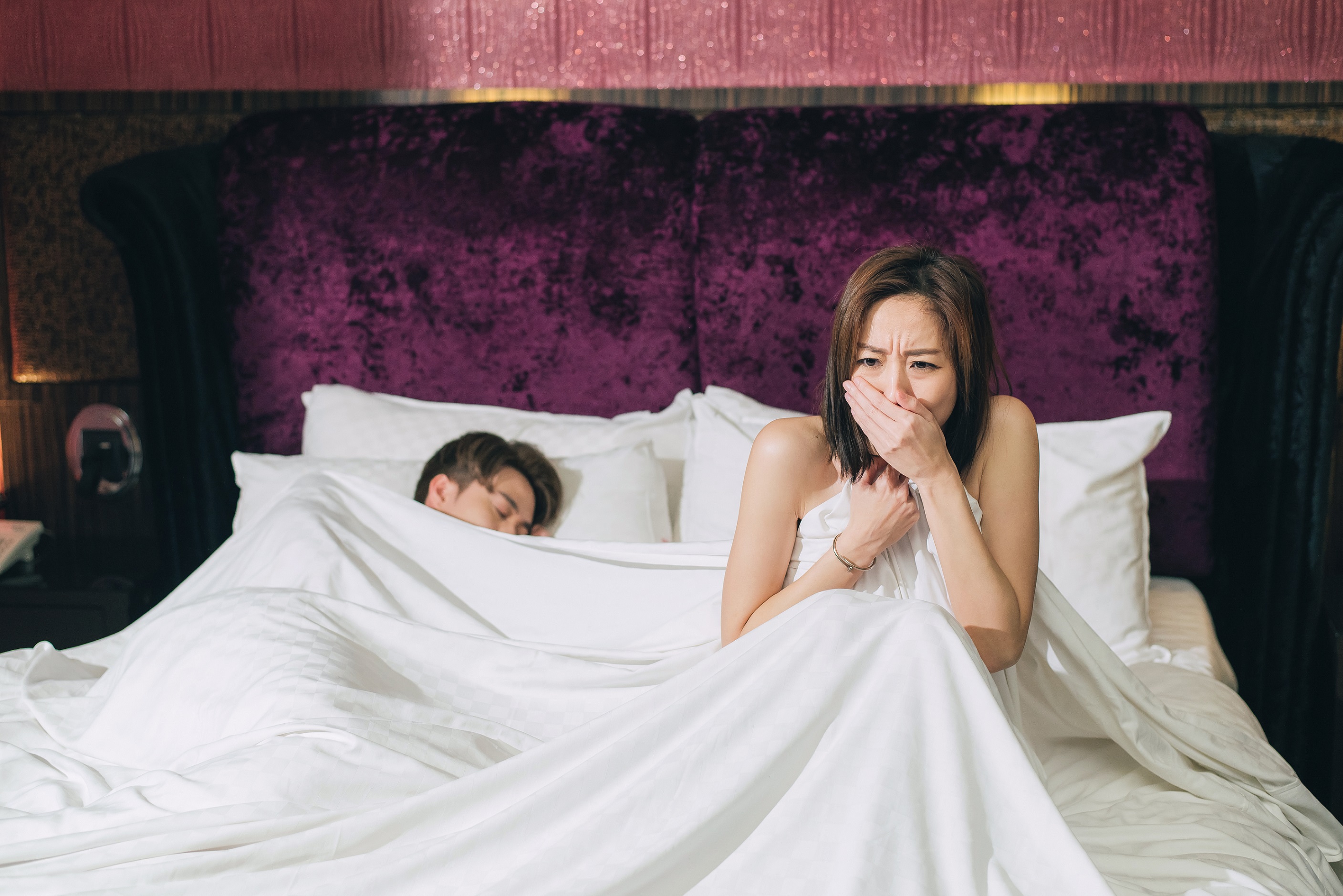 夏語心跟劉書宏在異國相遇，素不相識的兩人一見面就尬酒喝到爛醉，還直奔旅館。（東森提供）